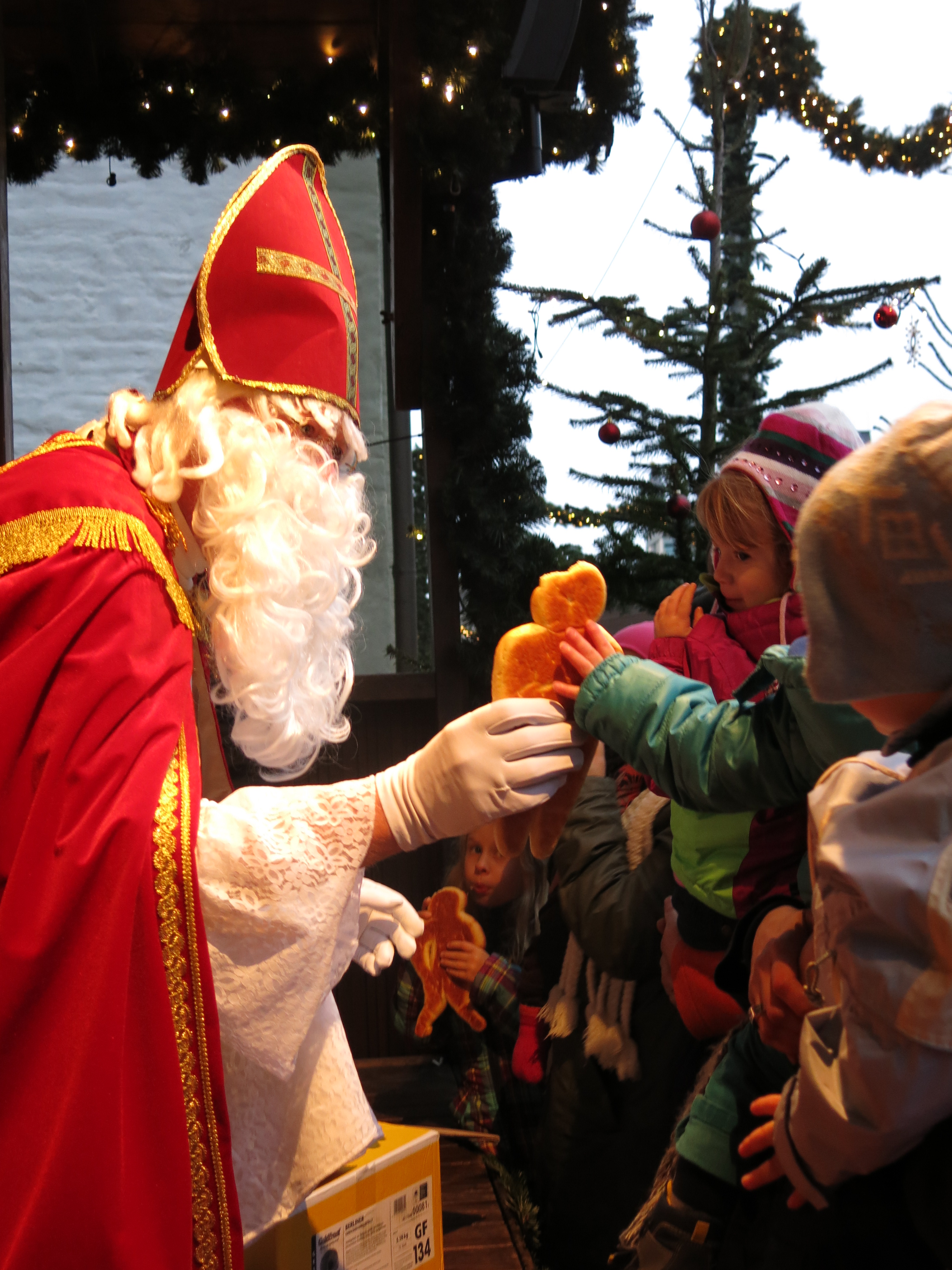 Nikolaus auf dem Weihnachtsmarkt