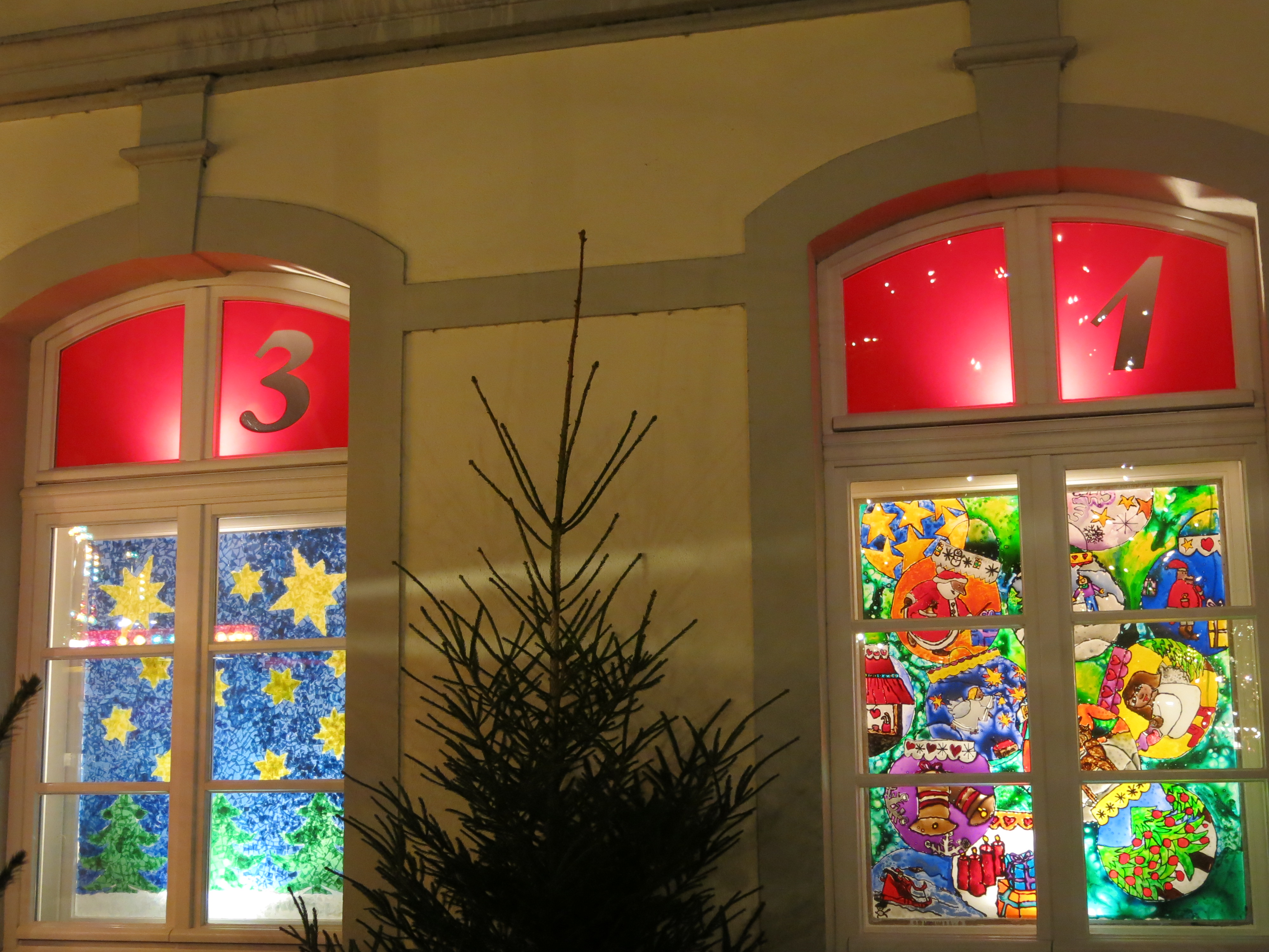 Adventskalender in den Rathausfenstern