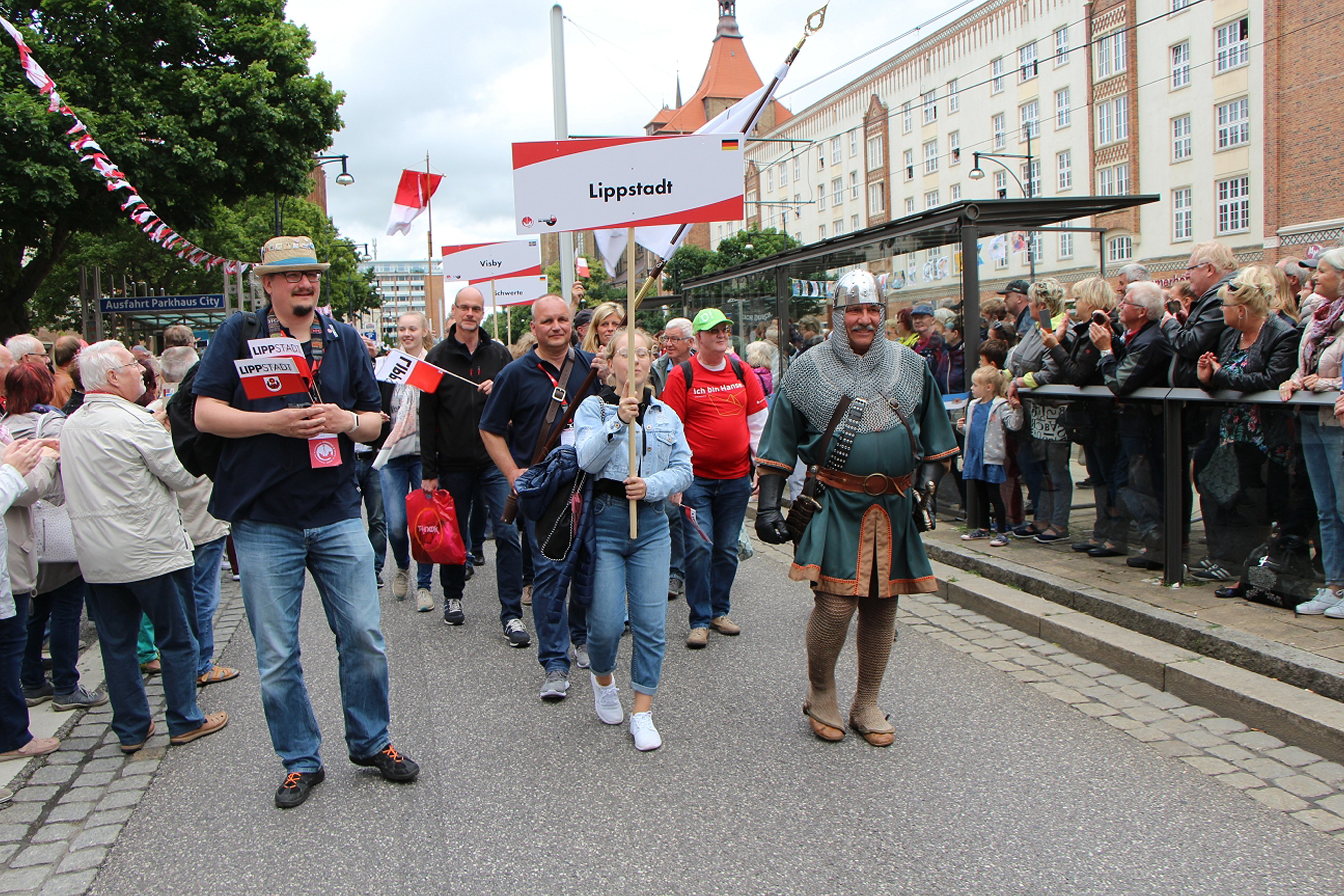 Beim Hanseumzug präsentierte sich auch die komplette Lippstädter Delegation. Tausende Besucher säumten die Straßen, um den 2.400 Beteiligten zuzujubeln. Foto: Stadt Lippstadt