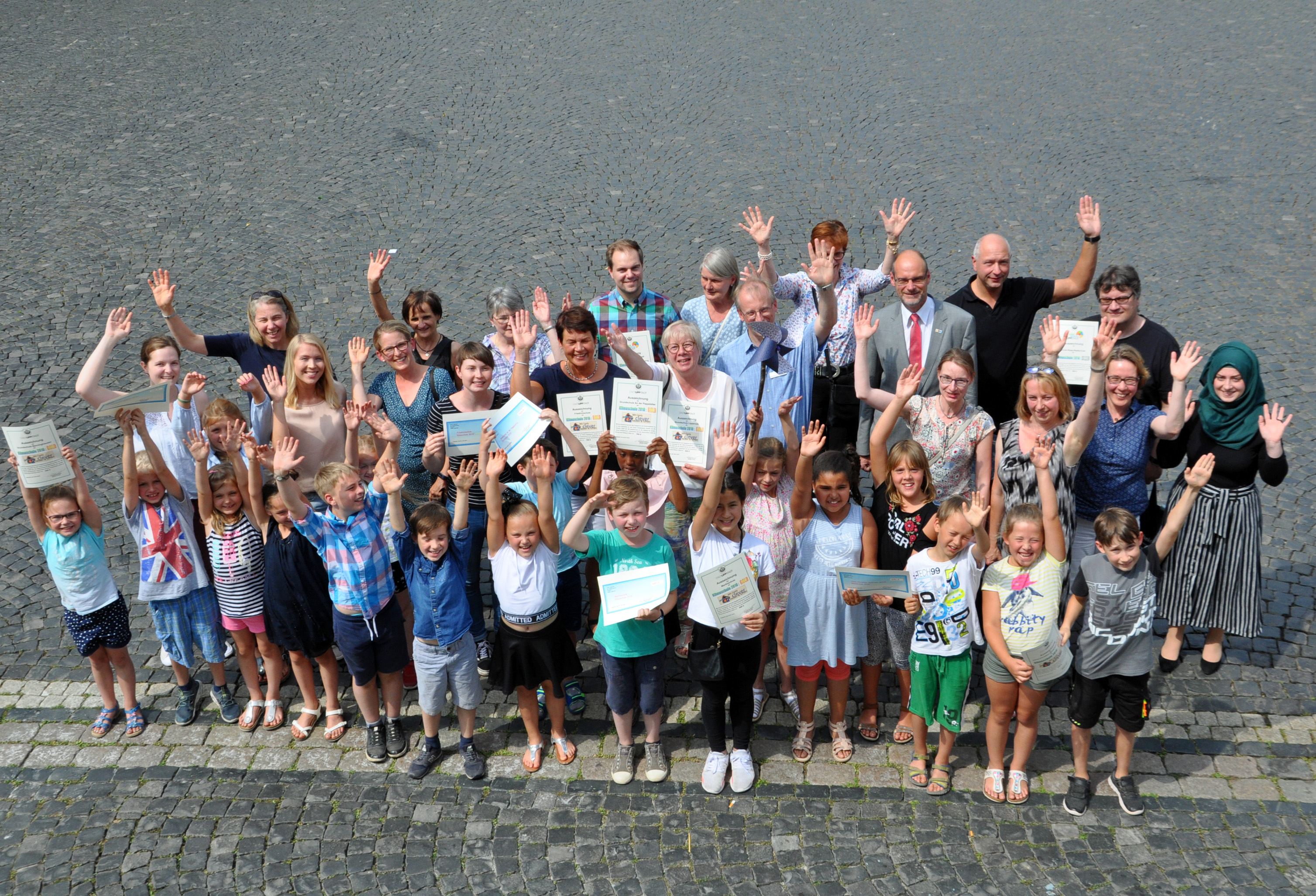 Das macht Laune: 14 Schulen sind im Rahmen des Projektes „Klimaschule“ für ihr Engagement in Sachen Klimaschutz und Energiesparen ausgezeichnet worden. Urkunden und Preisgeld gab es vom Bürgermeister höchstpersönlich.           