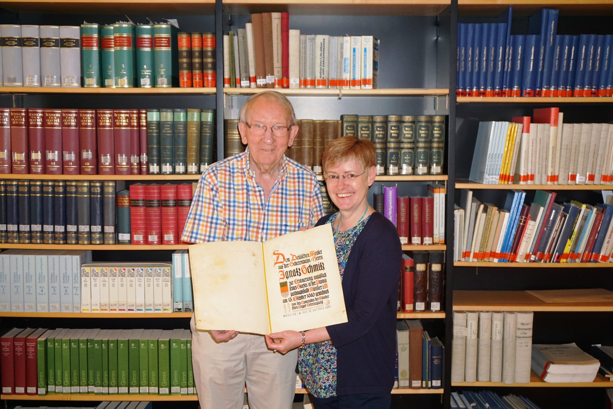 Erwin Siebert und Stadtarchivarin Dr. Claudia Becker mit einer Urkunde des Deutschen Meisters Ignatz Schmitz aus Lippstadt. Foto: Moritz Siebert