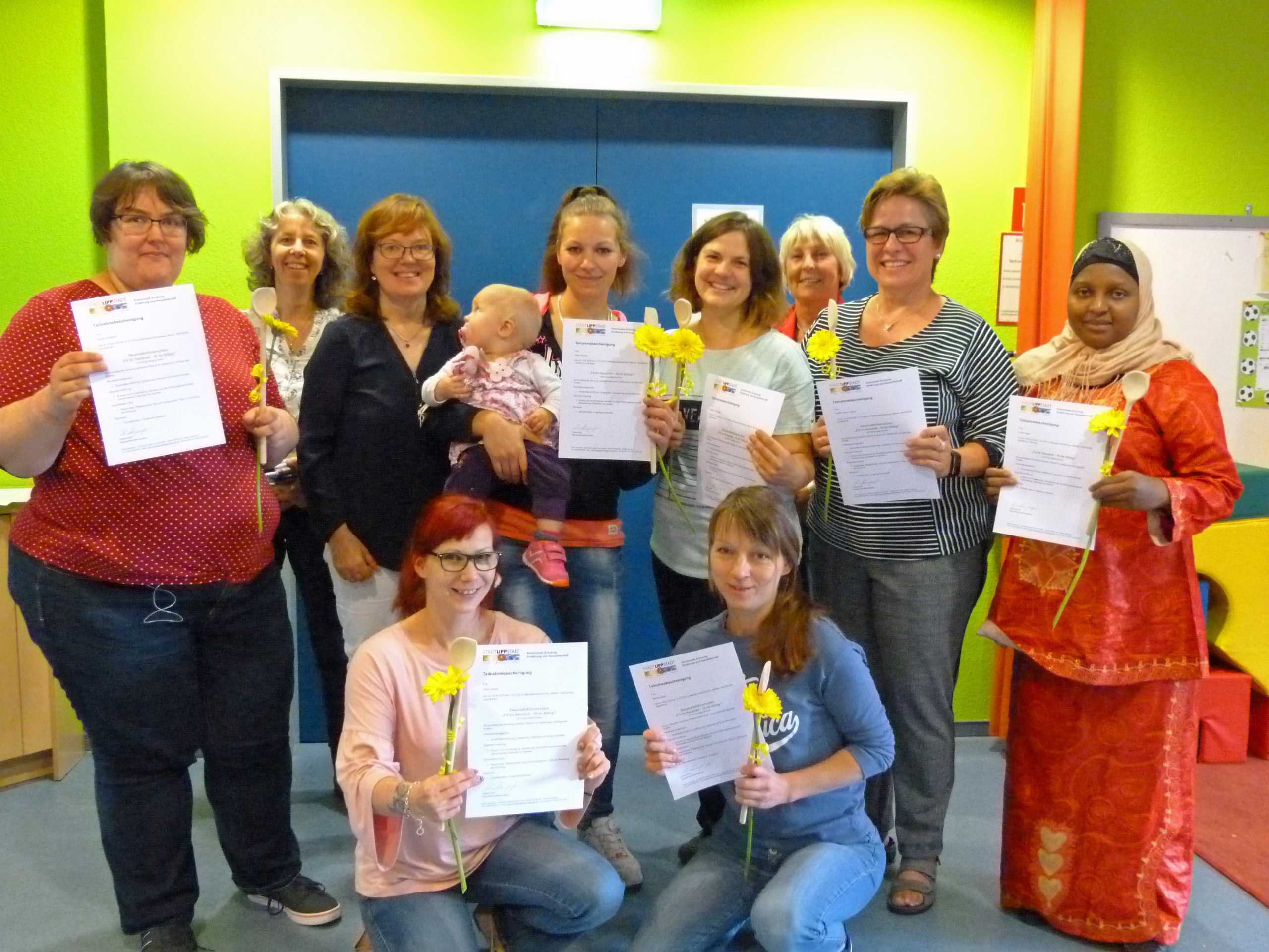 Stolz präsentieren sich die ersten Absolventen des „Haushaltsführerscheins“ im Mikado. Foto: Stadt Lippstadt