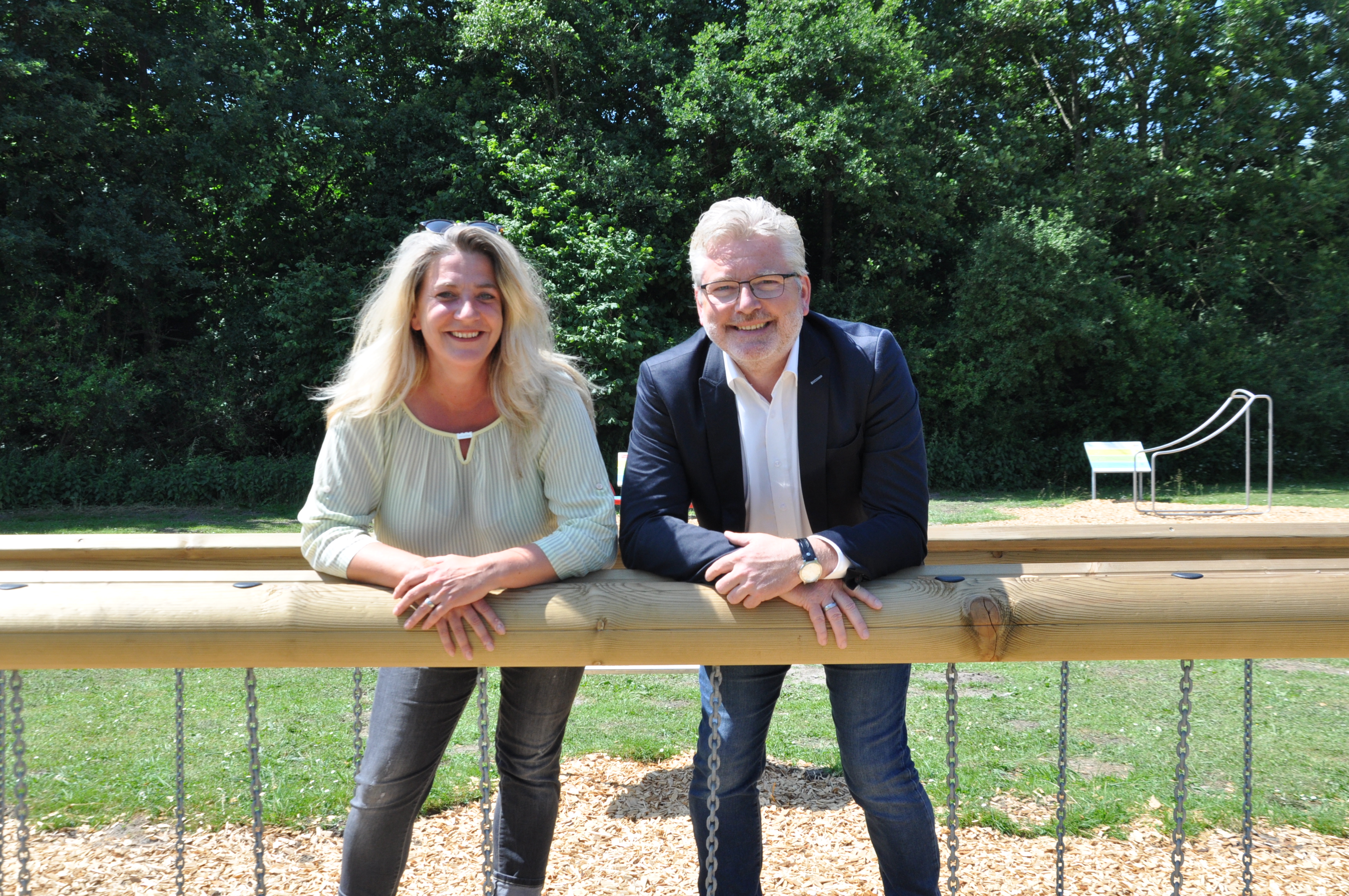 Testen die „Hängelaufbrücke“ des Bewegungsparcours am Jahnplatz: Helmut Friedrich und Barbara Chao Barbeito. Foto: Stadt Lippstadt