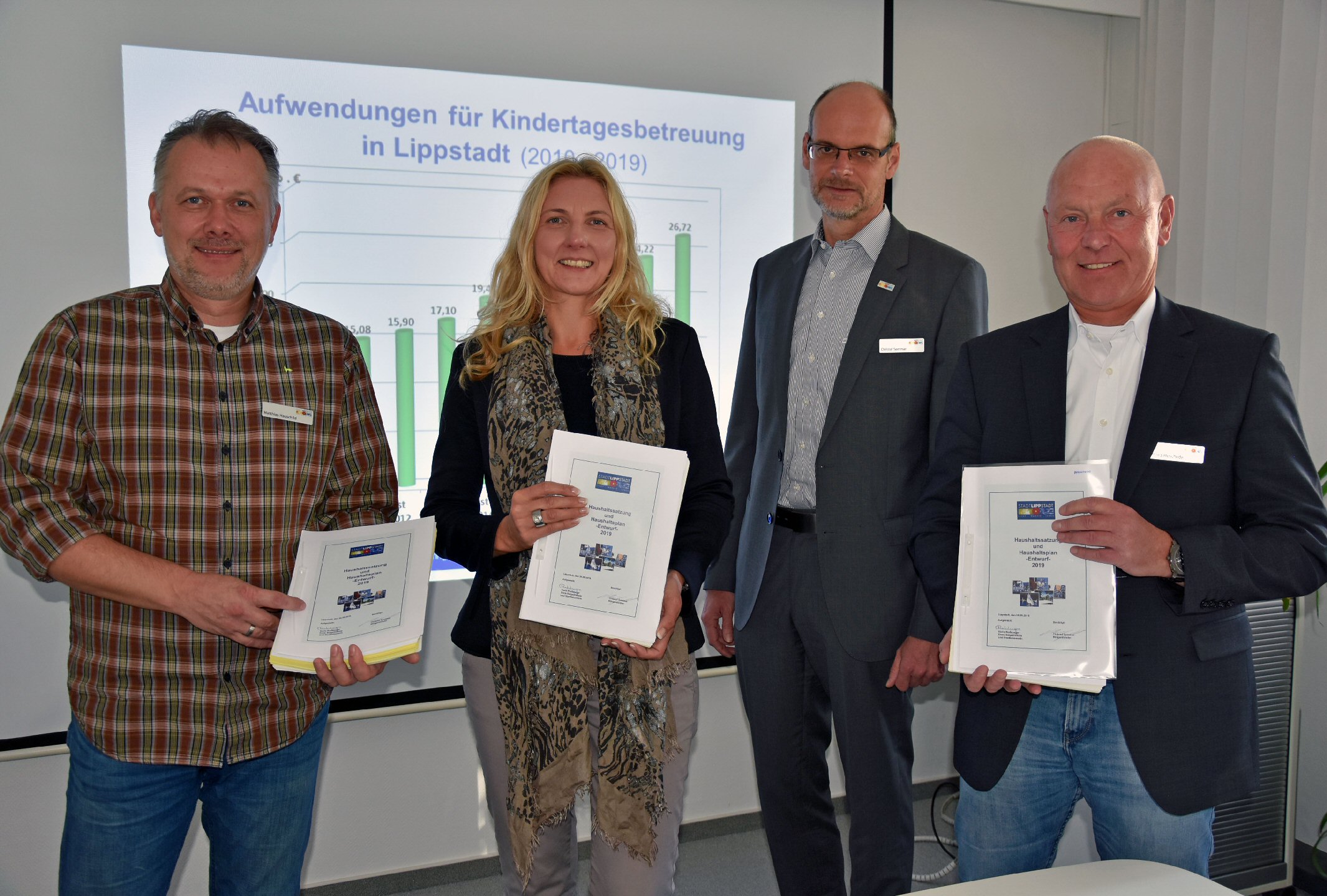 Stellten den Entwurf des Haushaltsplans 2019 vor: Matthias Hauschild, Fachdienstleiter Finanzservice und Controlling, Kämmerin Karin Rodeheger, Bürgermeister Christof Sommer und Wilfried Meschede, Fachbereichsleiter Finanzen und Liegenschaften. Foto: Stadt Lippstadt