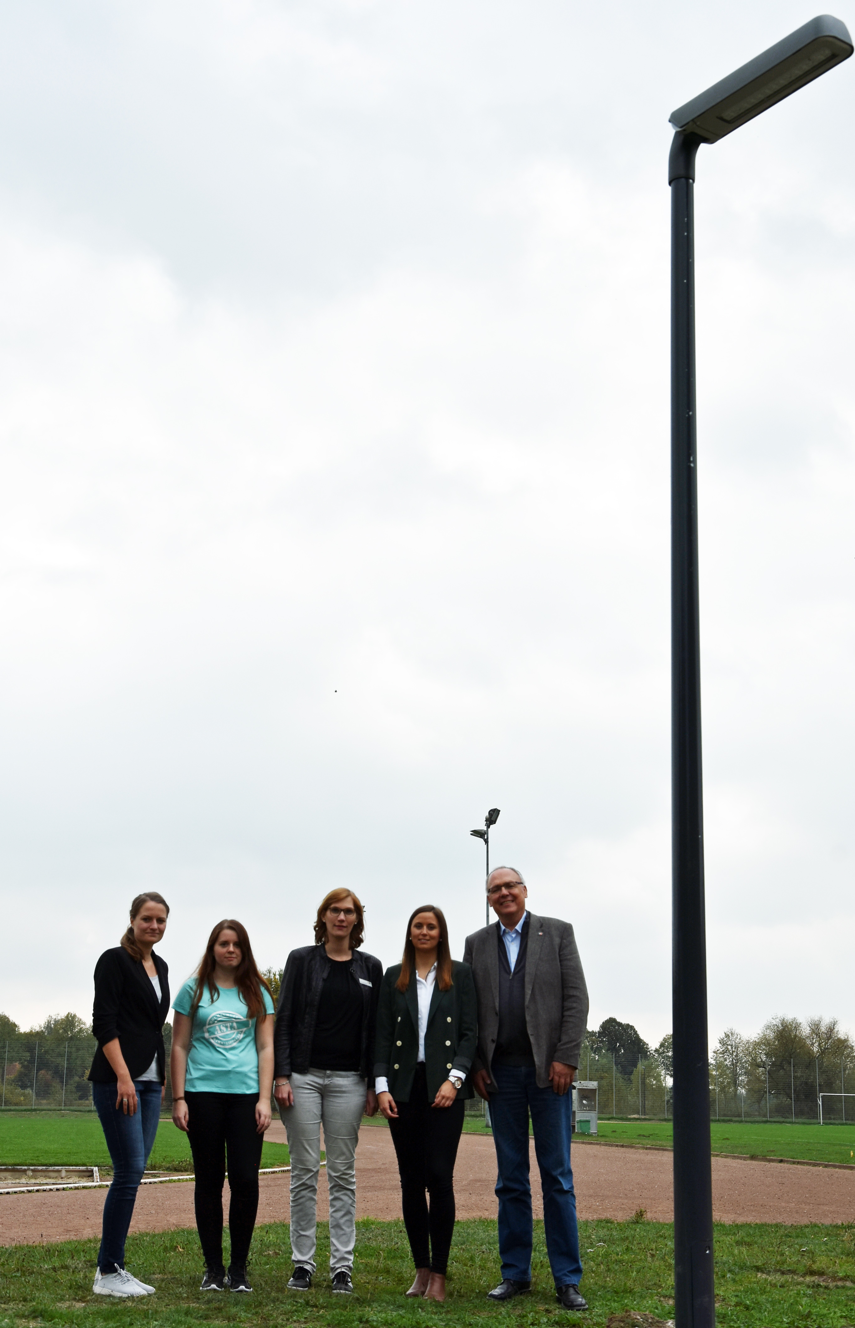 (v.l.n.r): Josefine Albert, Hochschulsportbeauftragte, Bianca Brüggenthies, Öffentlichkeitsreferentin des HSHL-AStA, Anja Stakemeier, Stadt Lippstadt, Marina Pejic, Firma Lunux und Karl-Heinz Sandknop, Kanzler HSHL. Foto: Stadt Lipppstadt