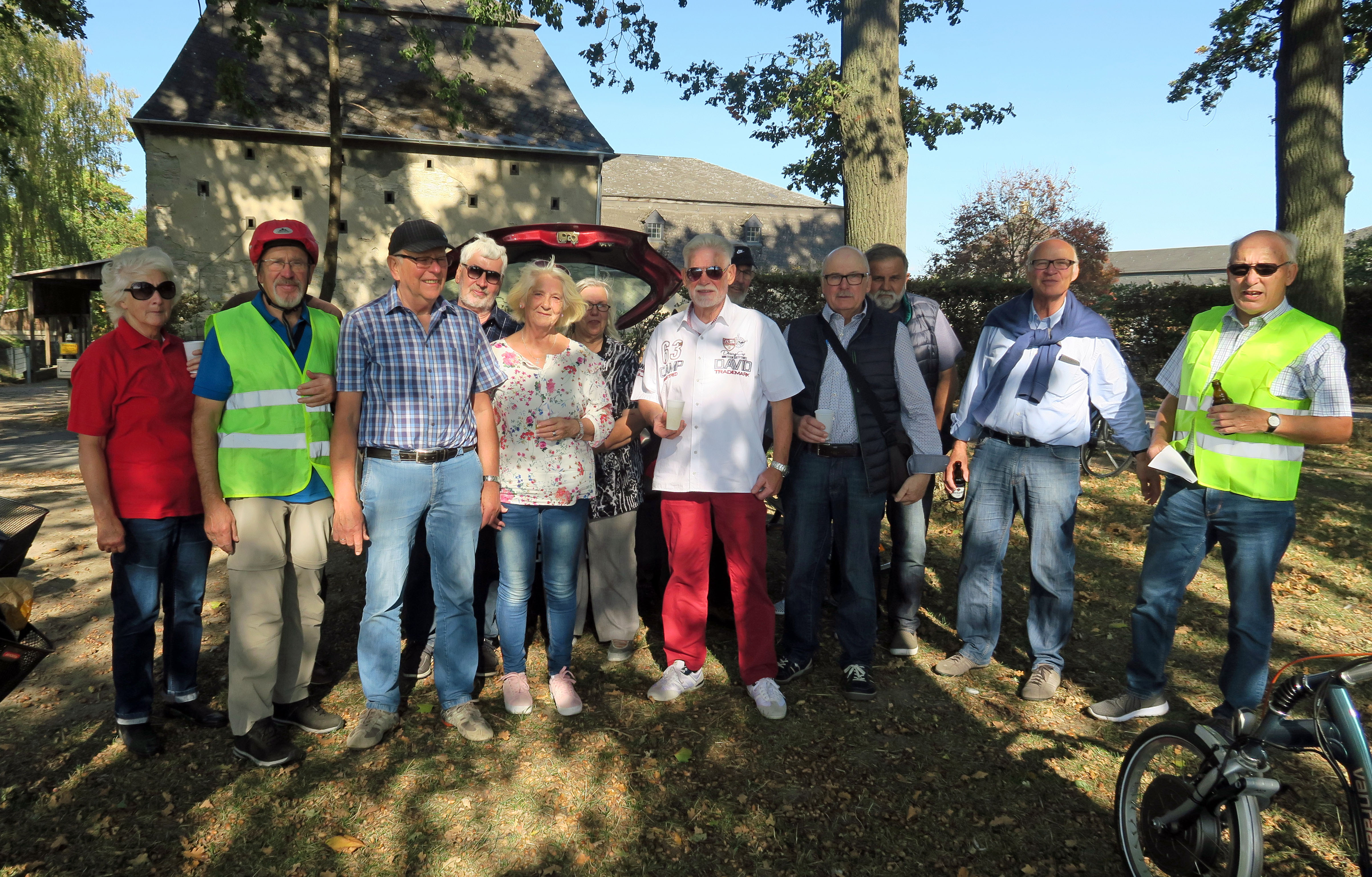 Eine gemeinsame Radtour nach Bad Westernkotten führte die ehrenamtlichen Busbegleiter aus Lippstadt auf dem Weg unter anderem zum Schloss Schwarzenraben und in die Kirche St. Dionysius in Bökenförde. Foto: privat