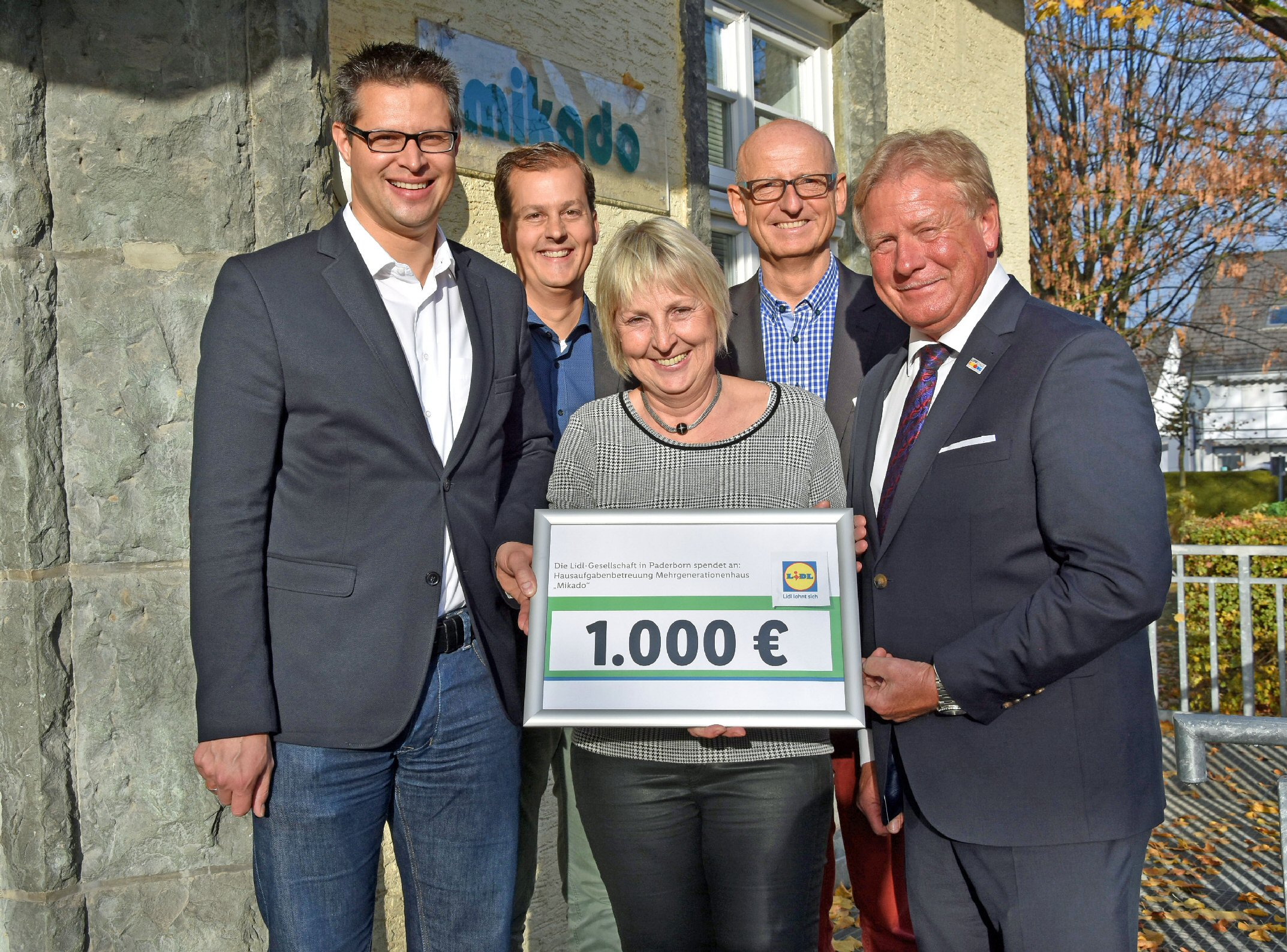 1.000 Euro spendet die Lidl Vertriebs-GmbH für die Hausaufgabenbetreuung im Mikado. Bei der Scheckübergabe gab es nur freudige Gesichter (v.l.): Matthias Sontheimer, Christian Körkemeier (beide Lidl), Nanni Schütte, Leiterin des Mikado, Fachbereichsleiter Manfred Strieth und Franz Gausemeier, stellvertretender Bürgermeister. Foto: Stadt Lippstadt
