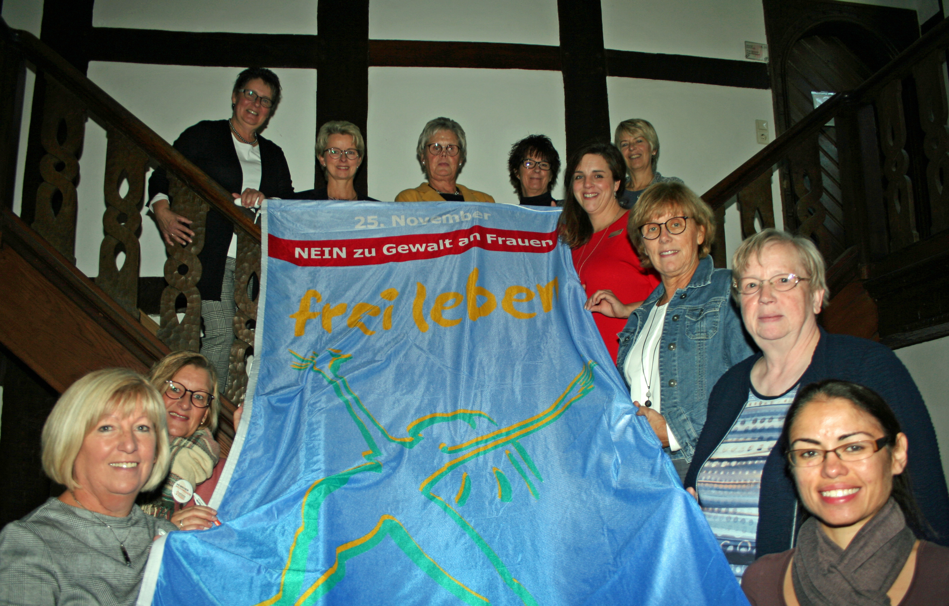 Die Gleichstellungsbeauftragten des Kreises Soest beteiligen sich wieder an der Fahnenaktion. In diesem Zusammenhang weisen die Gleichstellungsbeauftragten auf das Angebot des Hilfetelefons hin, erreichbar an sieben  Tagen in der Woche, rund um die Uhr unter der Telefonnummer  08000 116 016. Foto: Stadt Lippstadt