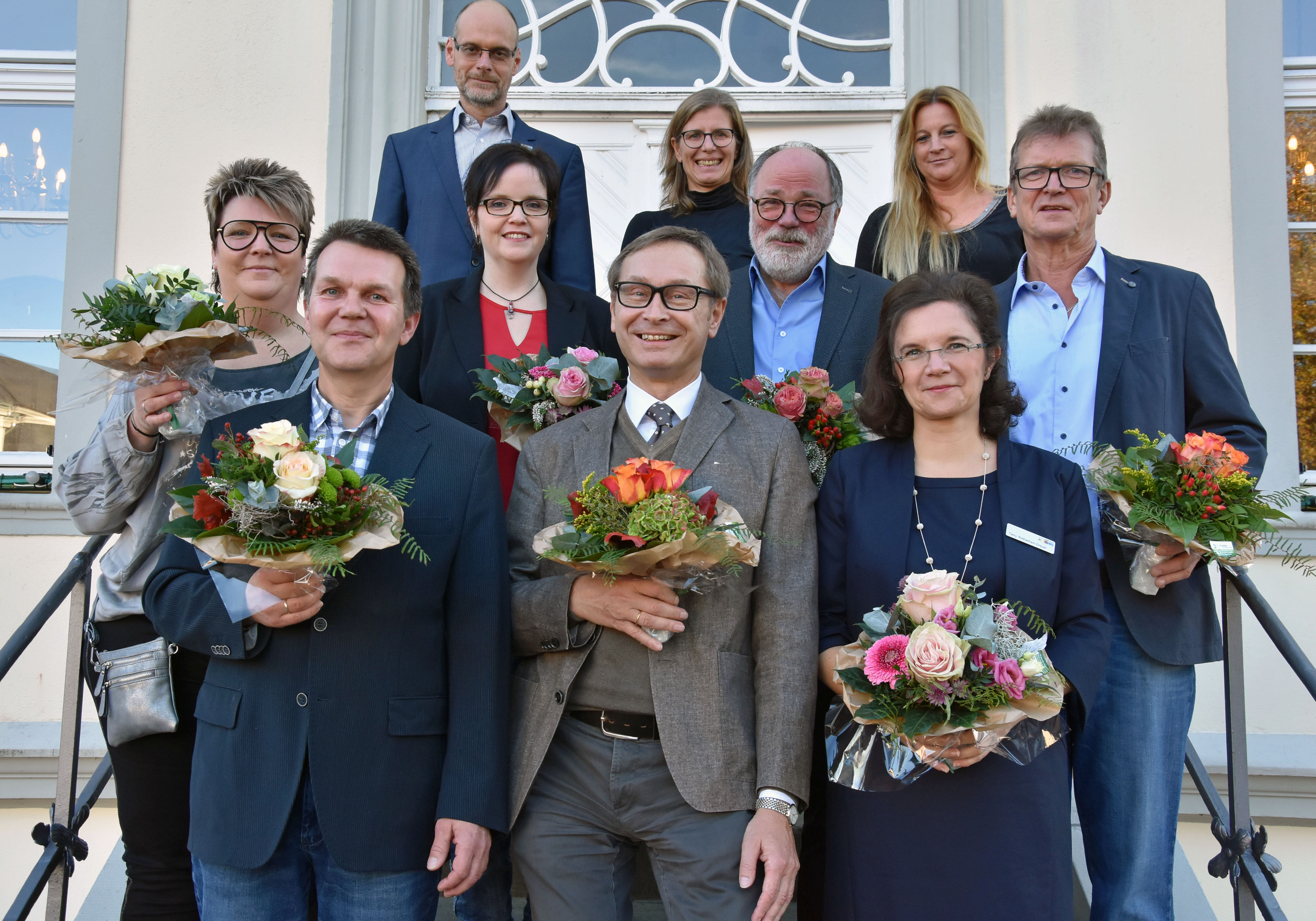 Bei der Feierstunde der Stadt Lippstadt gratulierten Bürgermeister Christof Sommer, Jutta Kleegräfe, Fachdienstleiterin Personal und Marion Wicker vom Personalrat (hintere Reihe v.l.n.r.) Guido Rieping, Joachim Dreibrodt, Terry Rotherham-Dreyer (erste Reihe v.l.n.r.) sowie Sandra Klottka, Sonja Eickerling, Ulrich Brosowski und Wilhelm Florek (zweite Reihe v.l.n.r.).  Foto: Stadt Lippstadt