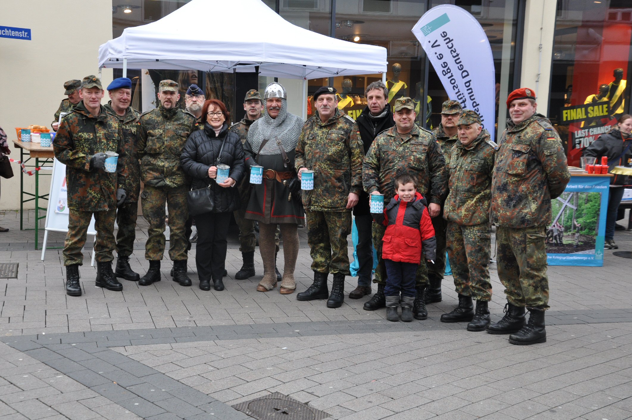 Mit „prominenter“ Unterstützung hofft die Reservistenkameradschaft auch in diesem Jahr auf eine hohe Spendenbereitschaft der Lippstädter Bevölkerung. Archivfoto: Stadt Lippstadt
