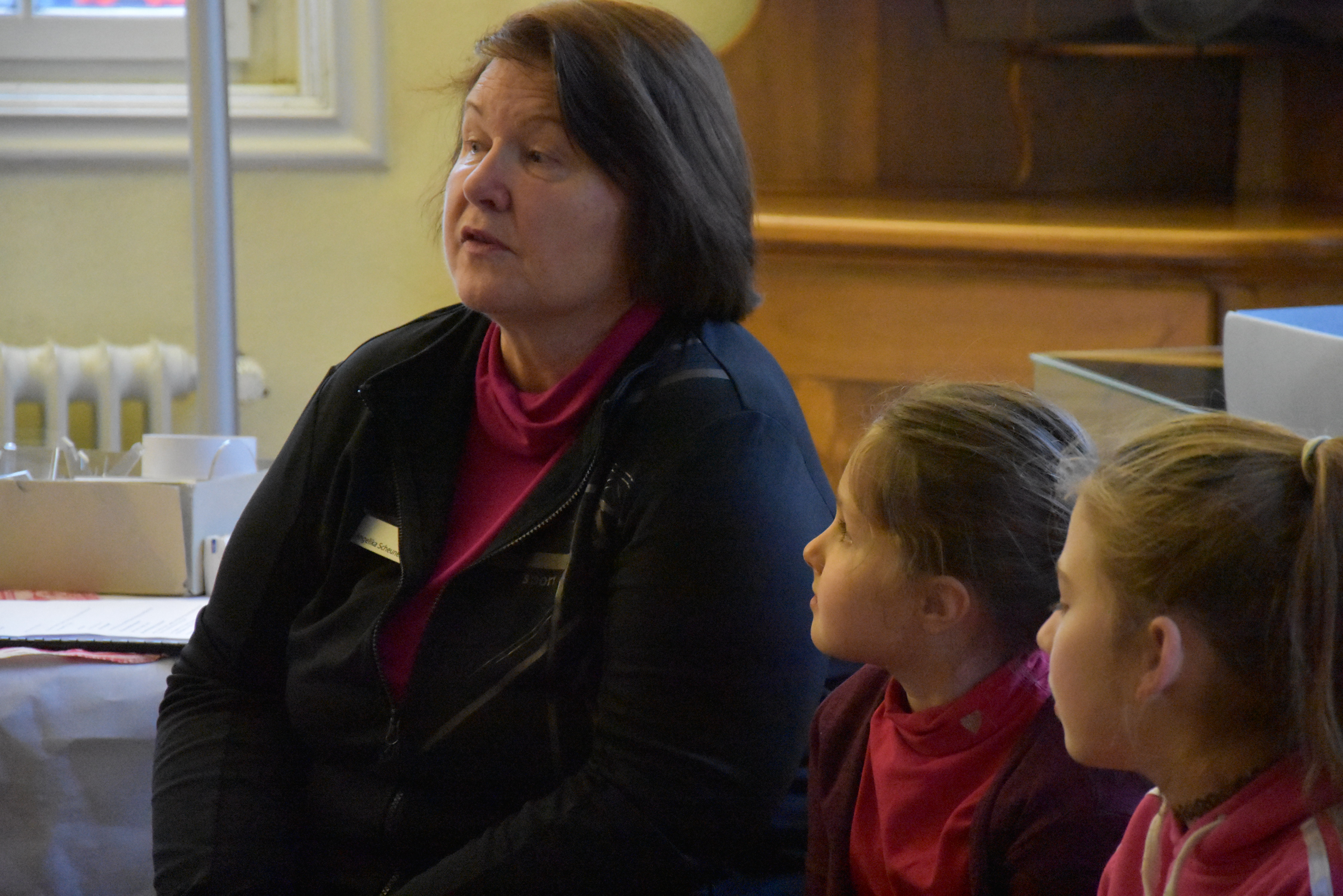 Gemeinsam mit Angelika Scheunemann entdecken die Kulturstrolche das Stadtmuseum und den „Wert der Dinge“. Foto: Stadt Lippstadt
