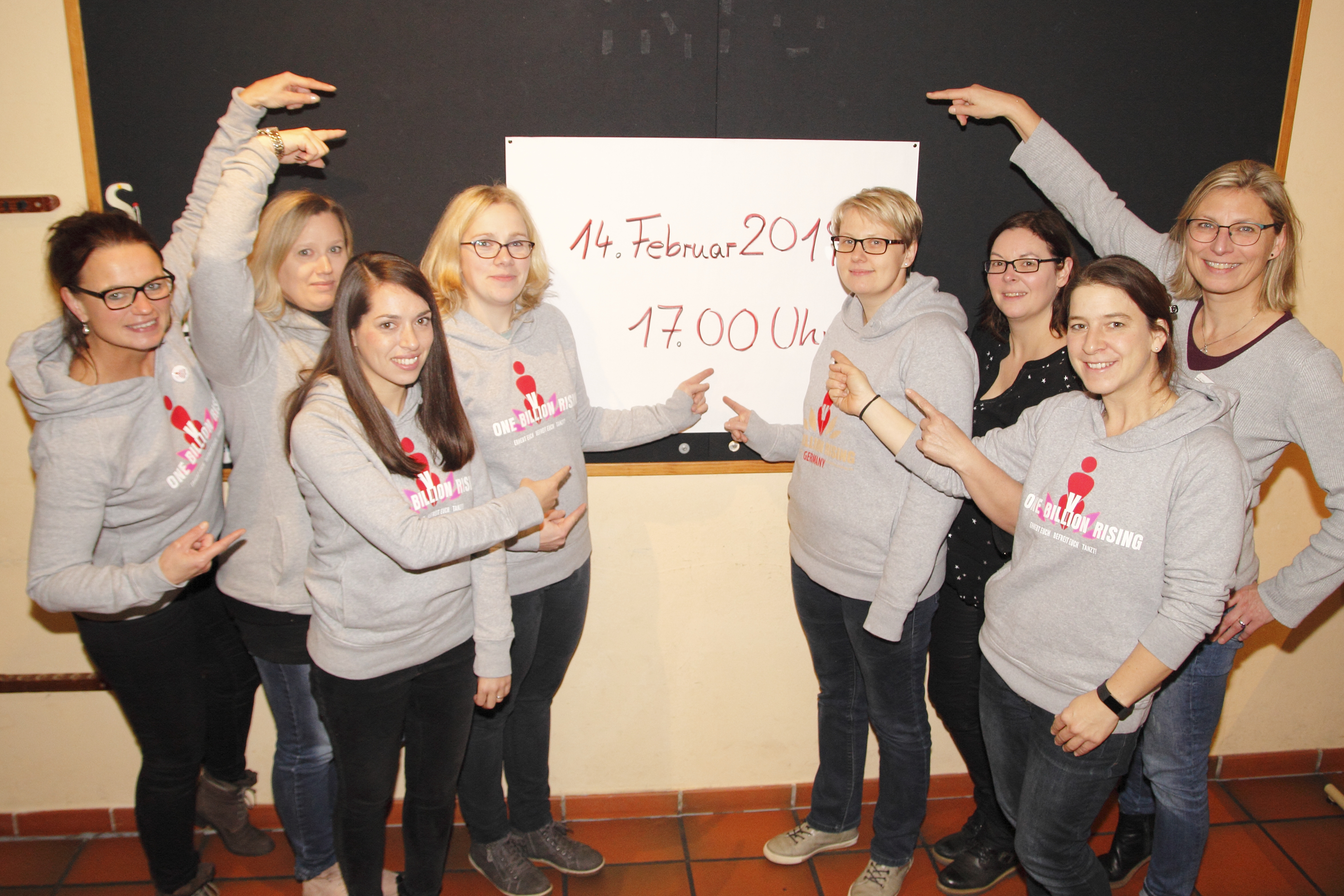 Die AG Mädchen: (v.l.n.r.) Michaela Leiber-Mestekemper (Shalom), Angela Rubino (Mehrgenerationenhaus Mikado), Iolanda Jacoby (AWO Jugendmigrationsdienst), Veronika Böttcher (Treff am Park), Sabrina Janetzky (Jugend-und Familienbüro Stadt Lippstadt), Sabine Doulas (Sozialdienst katholischer Frauen), Daniela Franken (Gleichstellungsstelle Stadt Lippstadt) und Elisabeth Kemper (INI) rufen zu einer regen Teilnahme auf. Foto: Stadt Lippstadt