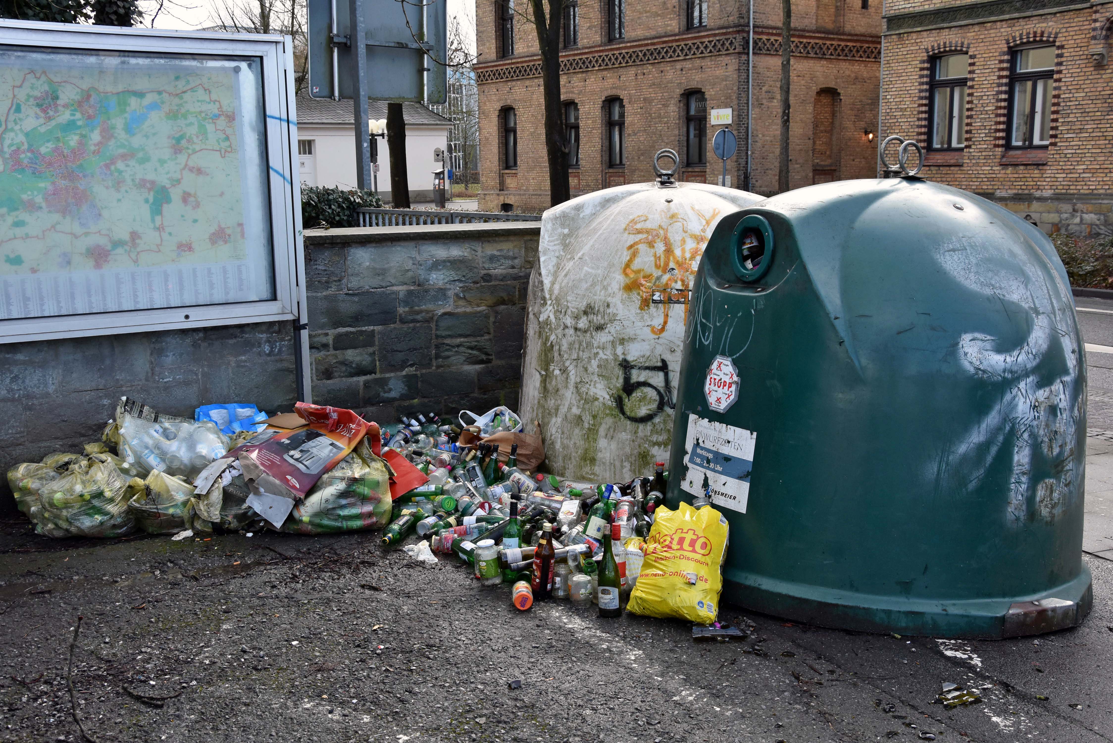 Überfüllte Glascontainer an unterschiedlichen Standorten in Lippstadt (hier real-Parkplatz und Kuhmarkt) sorgen aktuell für Ärger bei der Bevölkerung und der Stadtverwaltung. Foto: Stadt Lippstadt