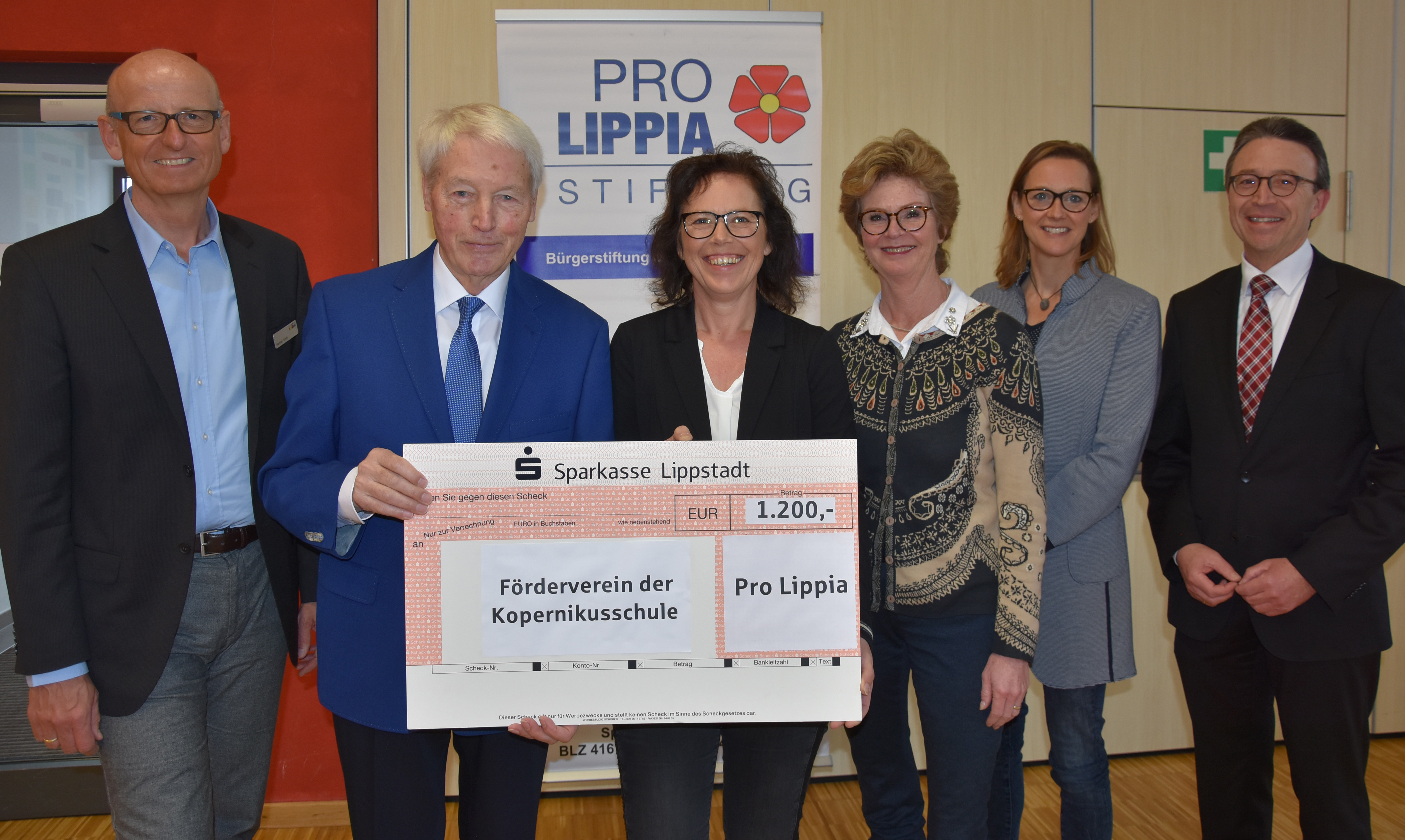 Franz Klocke (zweiter v. l.), Vorsitzender der Bürgerstiftung „Pro Lippia“, überreichte gemeinsam mit weiteren Vorstandsmitgliedern 1200 Euro an die Schulleiterin Claudia Seifert (dritte v.l.) und die Vorsitzende des Fördervereins der Schule Inge Kaminski (dritte v.r.).  Foto: Stadt Lippstadt