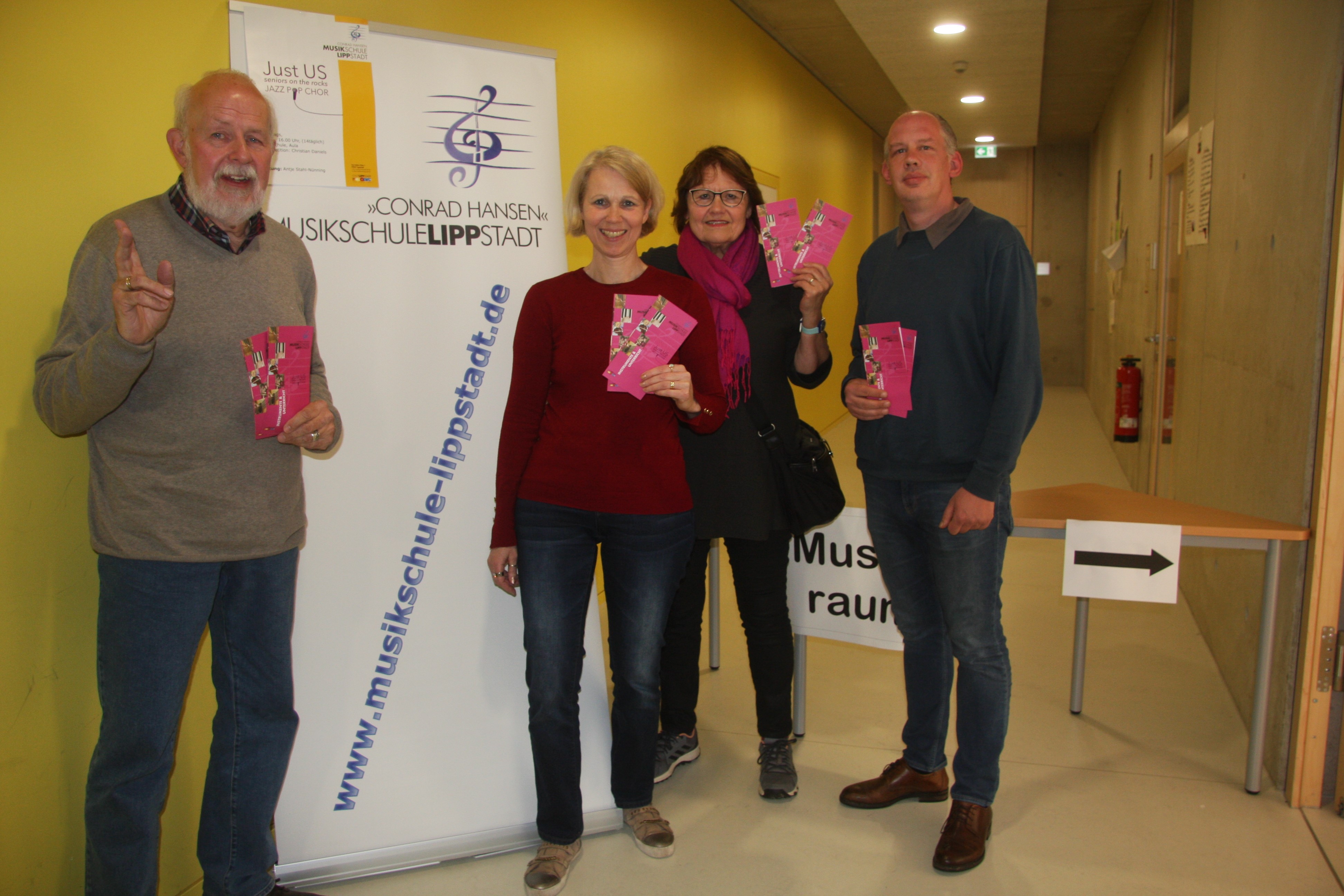 Chorleiterin Antje Stahl-Nünning (2. von links) und Klavierbegleiter Christian Daniels (4. von links) stellten gemeinsam mit ersten Teilnehmern das neue Chorprojekt beim „Markt der Möglichkeiten“ vor. Foto: Stadt Lippstadt