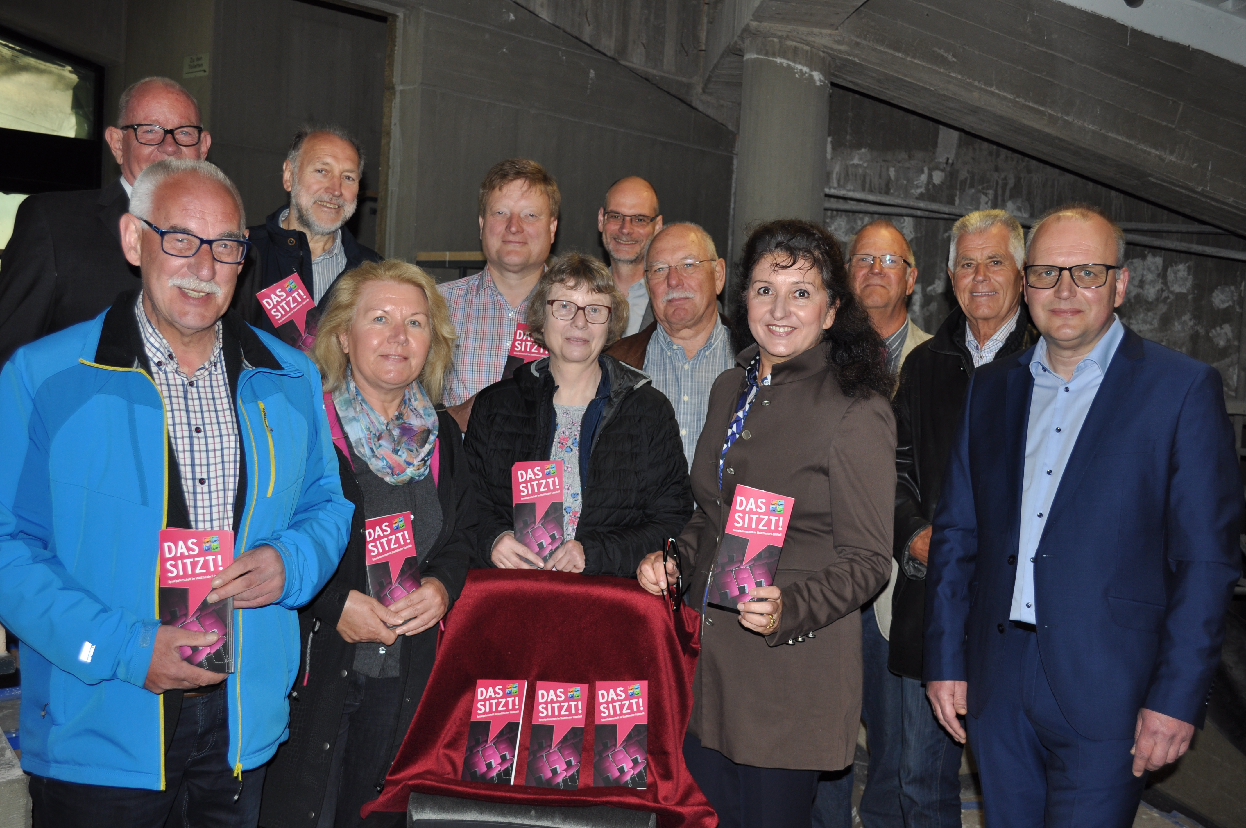 „Das sitzt!“ Die Spendenaktion für die neuen Theatersessel wurde von Bürger-meister Christof Sommer (letzte Reihe), KWL-Geschäftsführerin Carmen Harms (4.v.r.), Vertretern der Ratsfraktionen und weiteren Projektbeteiligten vorge-stellt.  Foto: Uwe Häger /Lippstadt am Sonntag
