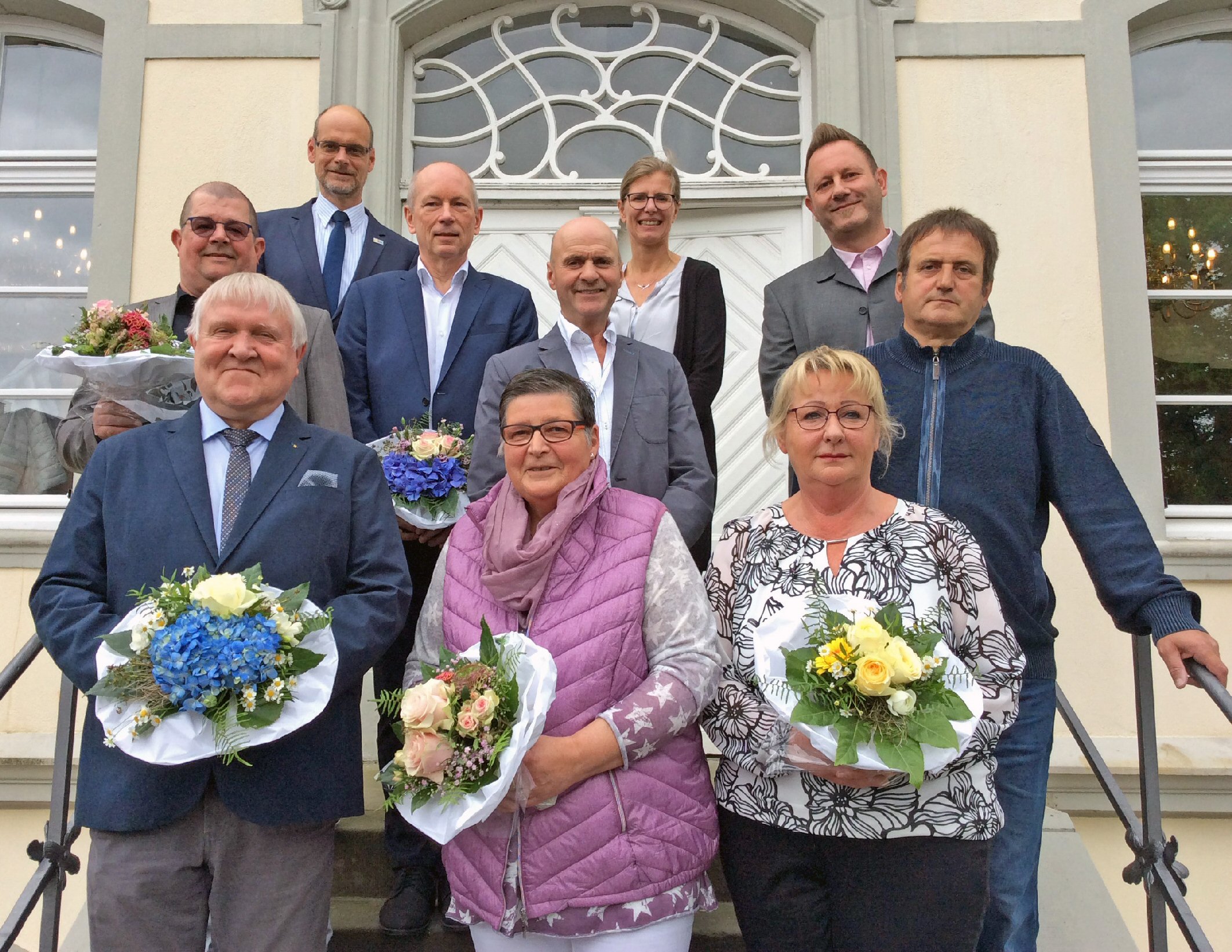 Über die guten Wünsche zur Verabschiedung oder zum Dienstjubiläum von Bürgermeister Christof Sommer, Jutta Kleegräfe, Fachdienstleiterin Personal und dem Personalratsvorsitzenden Michael Schäfer (hintere Reihe v.l.n.r.) freuten sich: Hubertus Hagemeier, Elisabeth Temme und Hella Röstel (1.Reihe v.l.) sowie Jürgen Bode, Walter Böhle, Elmar Wollschläger und Georg Mandla (2. Reihe v.l.). Foto: Stadt Lippstadt
