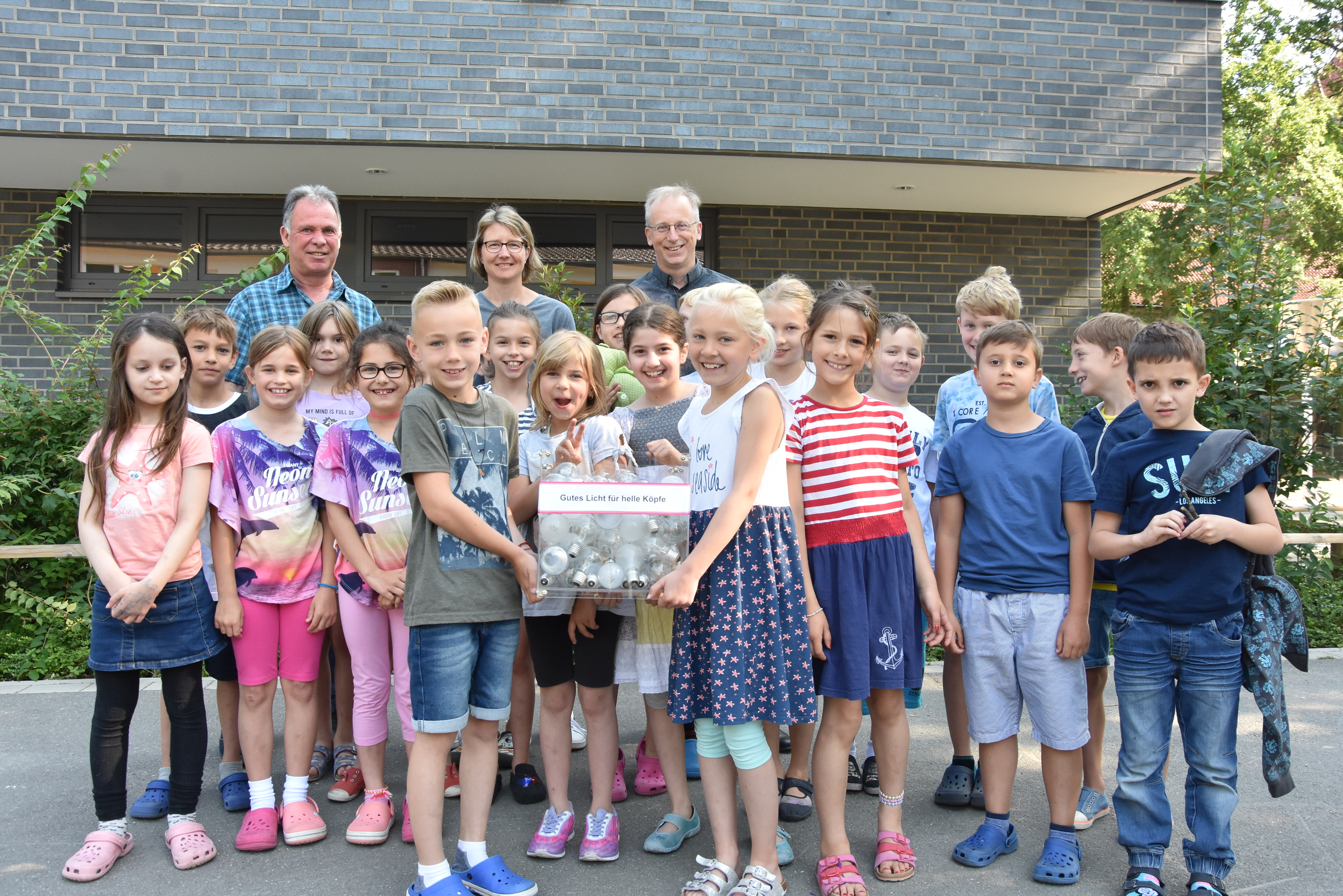 Im Rahmen der Aktion „Gutes Licht für helle Köpfe“ haben auch die Schüler der Niels-Stensen-Schule nach „Energieräubern“ gesucht und viele alte Lampen ausgetauscht. Foto: Stadt Lippstadt