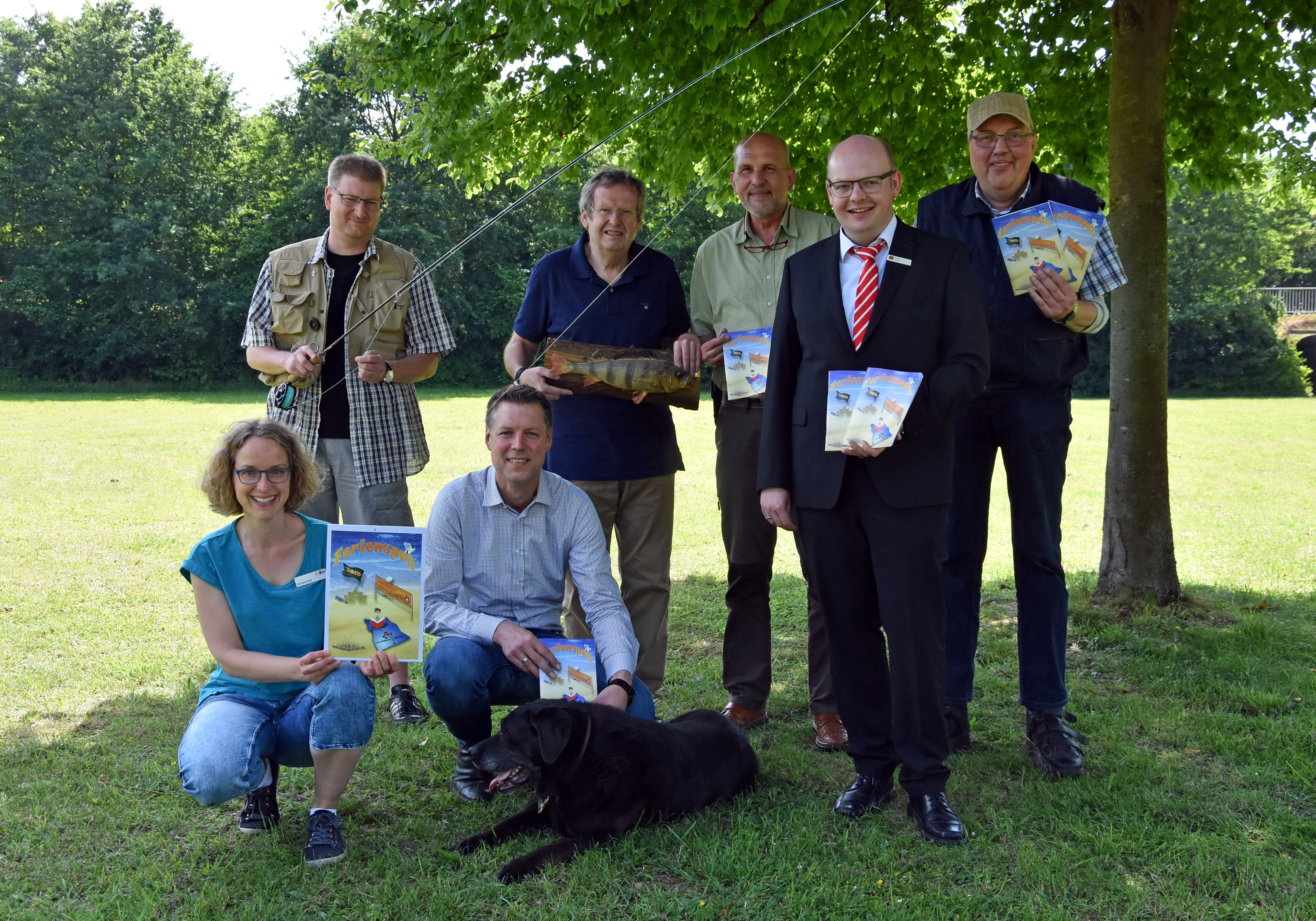 Die Ferien können kommen: Neben dem Angebot von Hegering und Angel-sportverein, das Ingo Kaderhandt und Klaus Laufkötter (v.l., beide Angel-sportverein) sowie Markus Jehn (kniend) und Volker Sandfort (3.v.r., beide Hegering) vorstellten, präsentierten Christina Wulf vom Jugend- und Famili-enbüro (kniend), Stadtjugendringvorsitzender Manfred Kappe (rechts) sowie Michael Arens von der Sparkasse (2.v.r.) noch zahlreiche weitere Möglich-keiten für einen spannenden Sommer.  Foto: Stadt Lippstadt