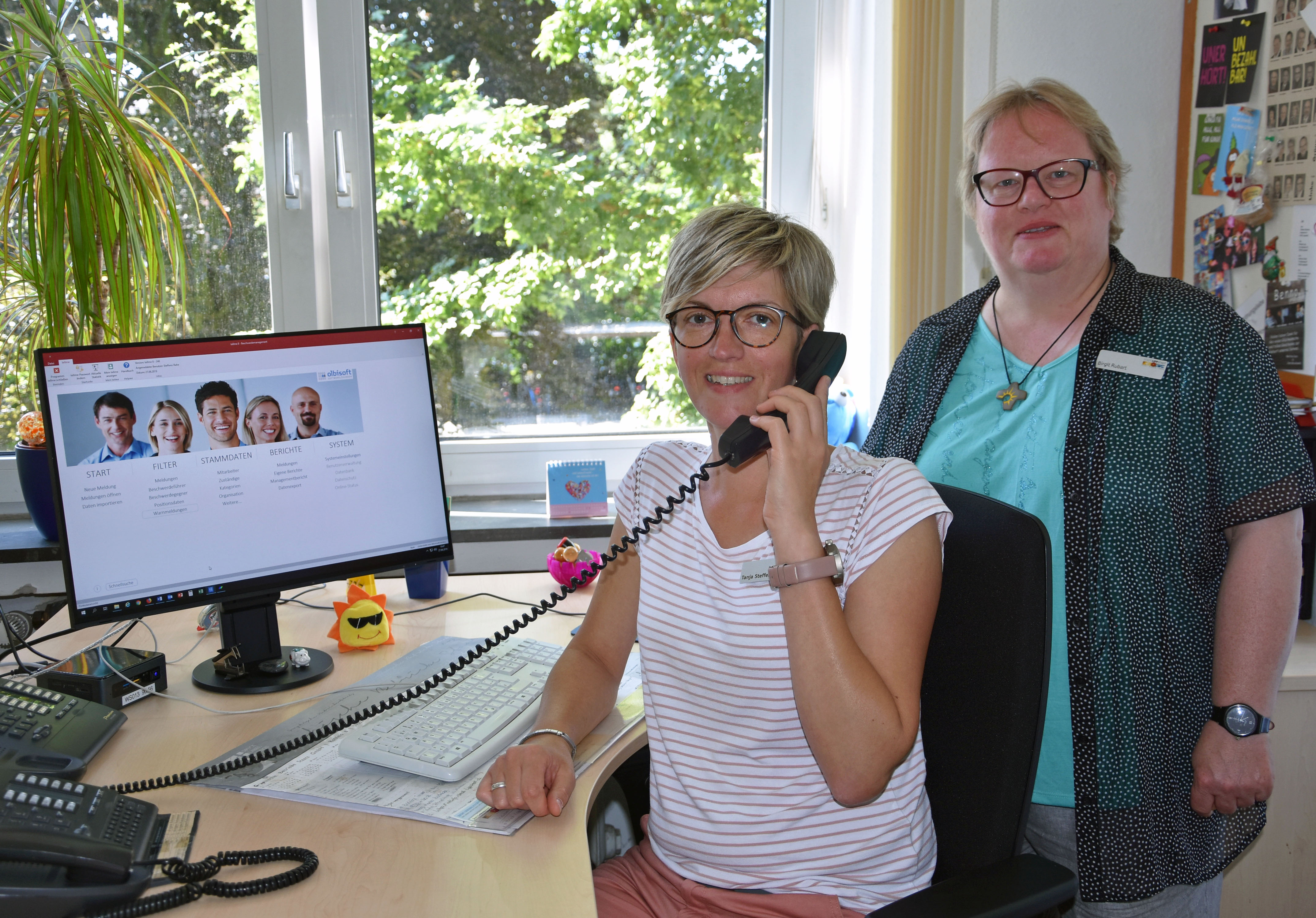 Immer ein offenes Ohr für die Anliegen der Bürgerinnen und Bürger: Tanja Steffens-Rahe und Birgit Rubart (v.l.) aus dem Büro des Bürgermeisters küm-mern sich unter anderem um die Ideen- und Beschwerdestelle. Foto: Stadt Lippstadt