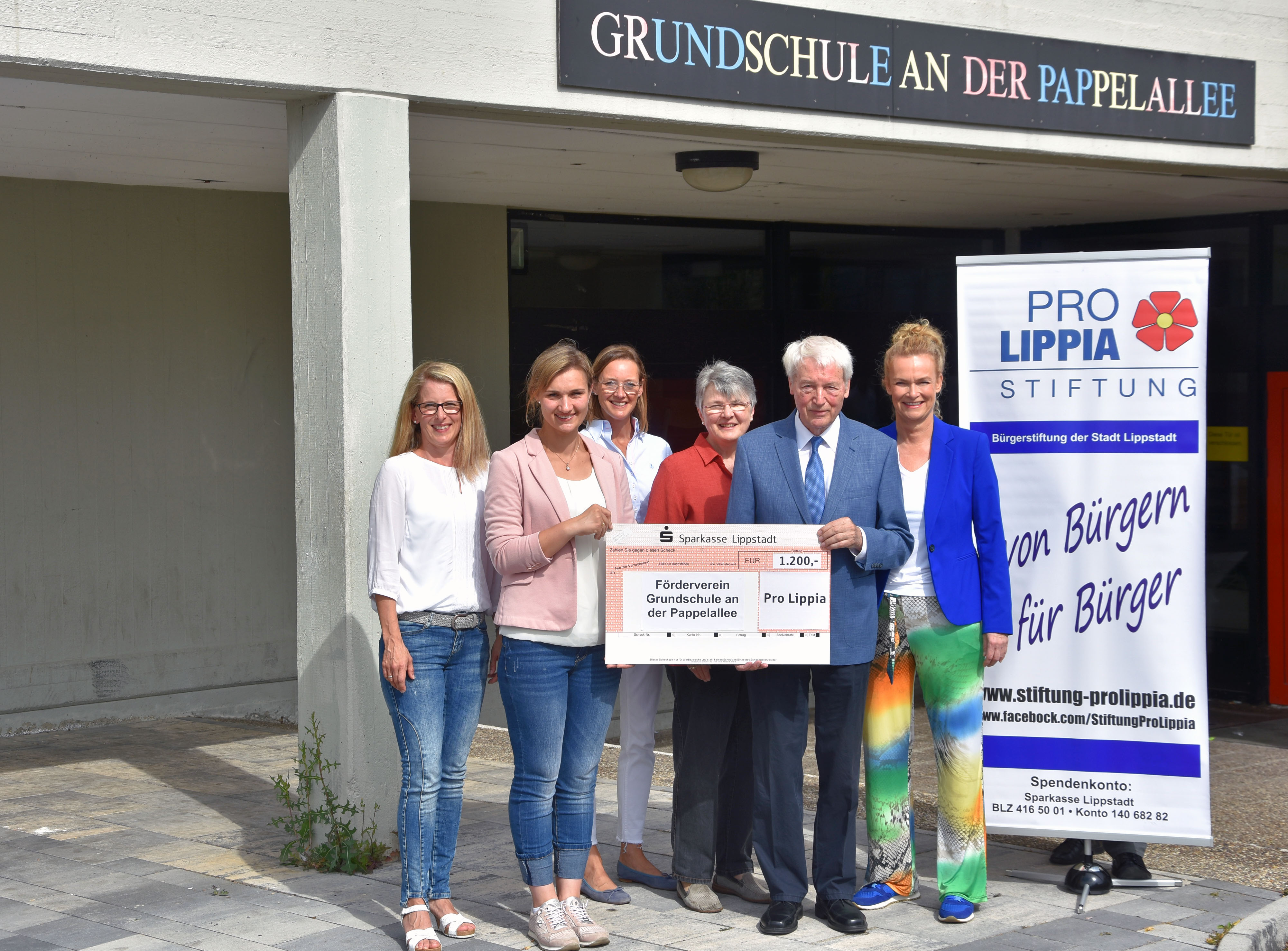 „Benimm ist in“ an der Grundschule An der Pappelallee: Franz Klocke (2.v.r.) und Gabriele Staats (3.v.l.) von der Bürgerstiftung „Pro Lippia“ überreichten eine Spende über 1.200 Euro an (v.l.n.r.) Nadine Brockschnieder (Lehrerin), Fördervereinsvorsitzende Katharina Moser und Rektorin Bettina Pichmann. Mit dabei auch Nicole Schlepphorst (r.), die mit den Erstklässlern in mehreren Kursen Themen zum sozialen Miteinander aufgreifen wird. Foto: Stadt Lippstadt