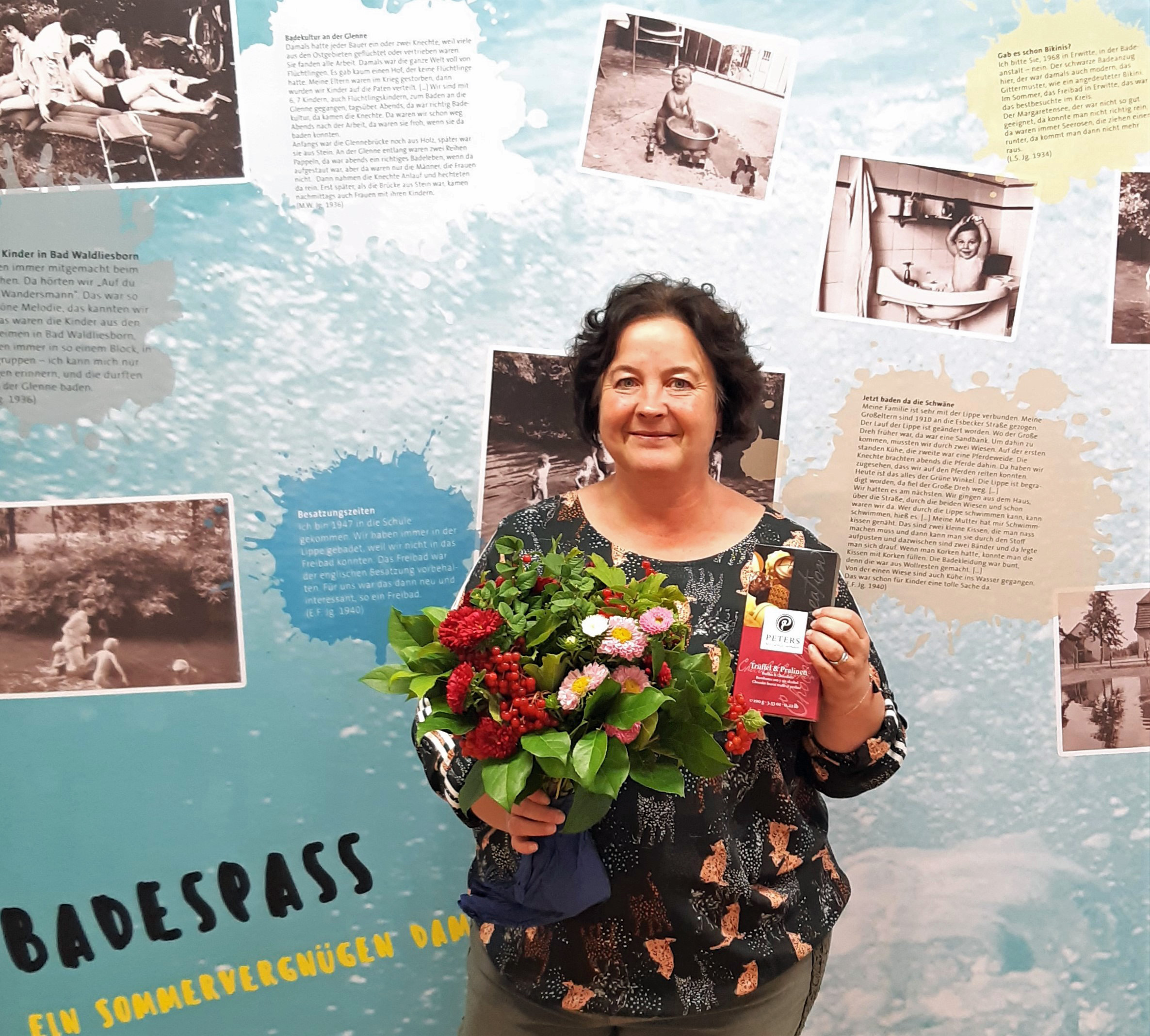 Nicole Tölle war die tausendste Besucherin in der Badespaß-Ausstellung und nahm Blumen und Pralinen entgegen. Foto: Stadt Lippstadt
