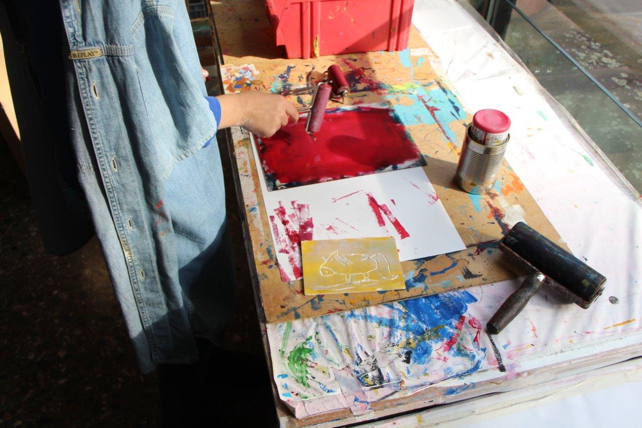 In der Kunsthalle Bielefeld entstanden unter fachkundiger Anleitung Druckgrafiken, angelehnt an das Thema des diesjährigen Kulturrucksackprogramms „Sterne, Planeten und Kometen“. Foto: Stadt Lippstadt