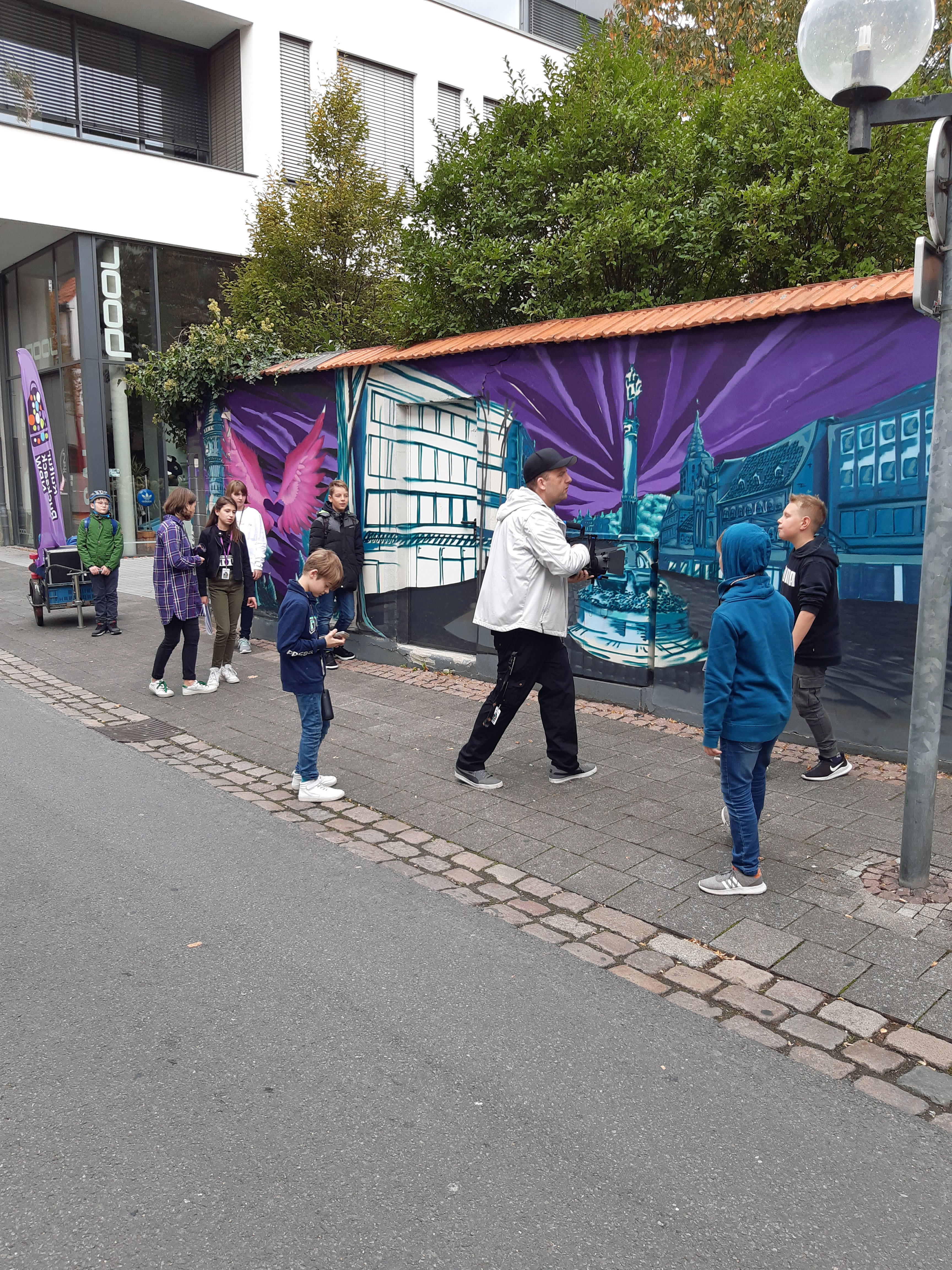 Mit Hilfe von Daniel Schneider von der Rapschool NRW setzten die Teilnehmer des Kulturrucksack-Workshops ihren eigenen Rapsong um. Foto: Stadt Lippstadt