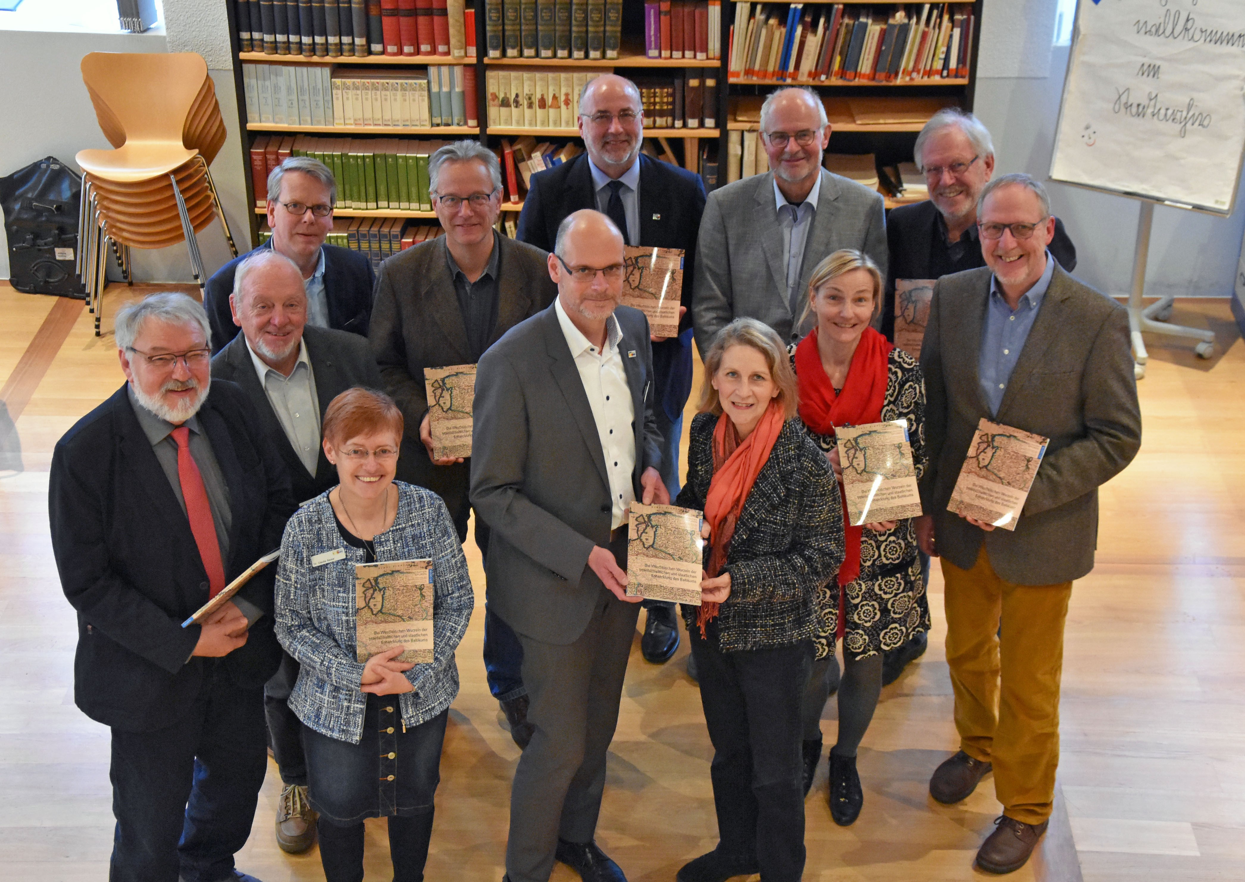 Die „Lippstadt-Bibliothek“ von Christof Sommer ist um ein Spurenheft reicher: Im Beisein von Vertretern des Heimatbundes Lippstadt, der Hansegesellschaft Lippstadt und des Fachdienstes Kultur und Weiterbildung der Stadt Lippstadt erhielt der Bürgermeister die 27. Ausgabe der „Lippstädter Spuren“. Foto: Stadt Lippstadt