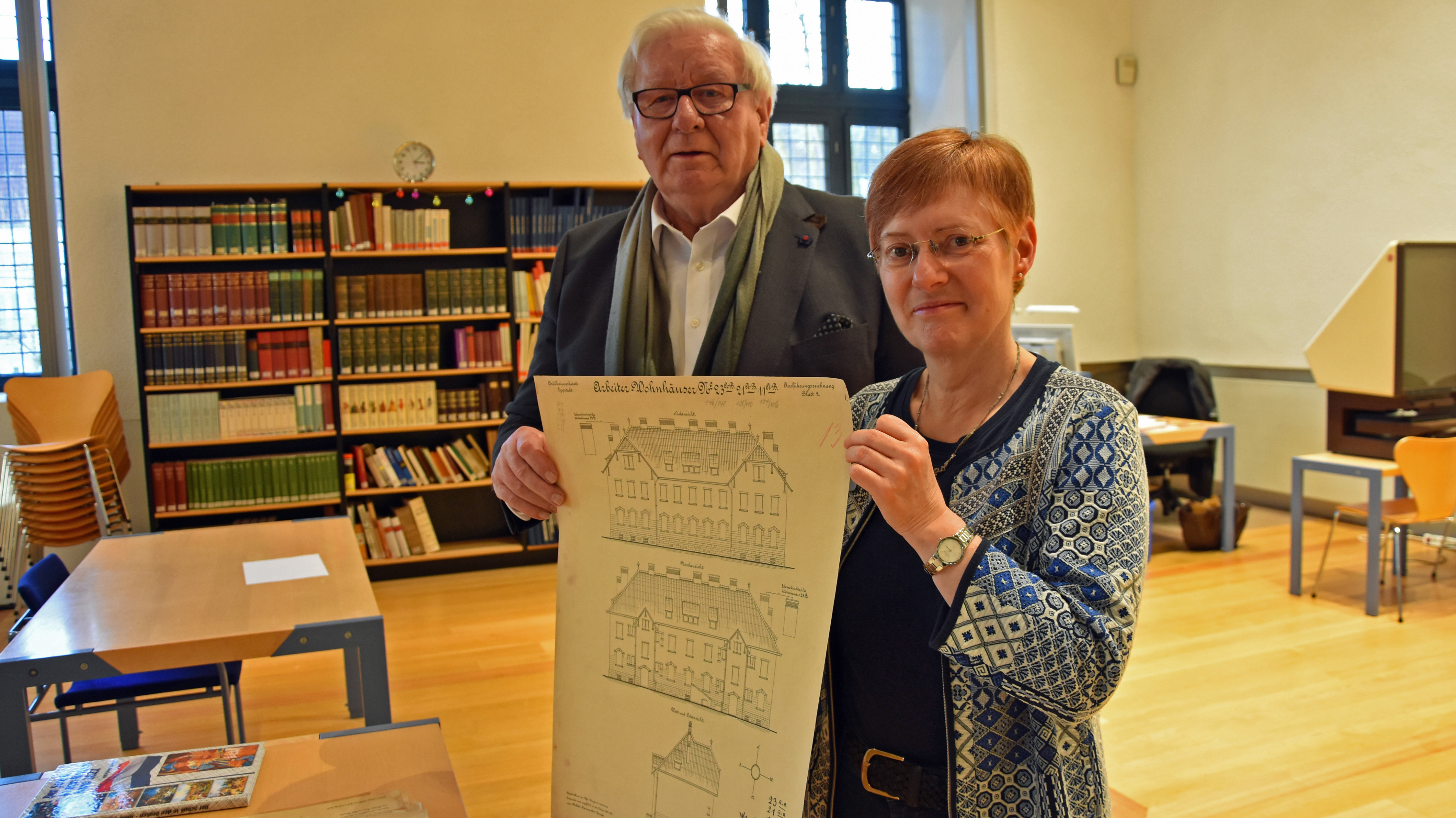 Werner-Stefan Freise (l.) übergab Dr. Claudia Becker (r.) insgesamt 42 Bau-zeichnungen im Original. Foto: Stadt Lippstadt