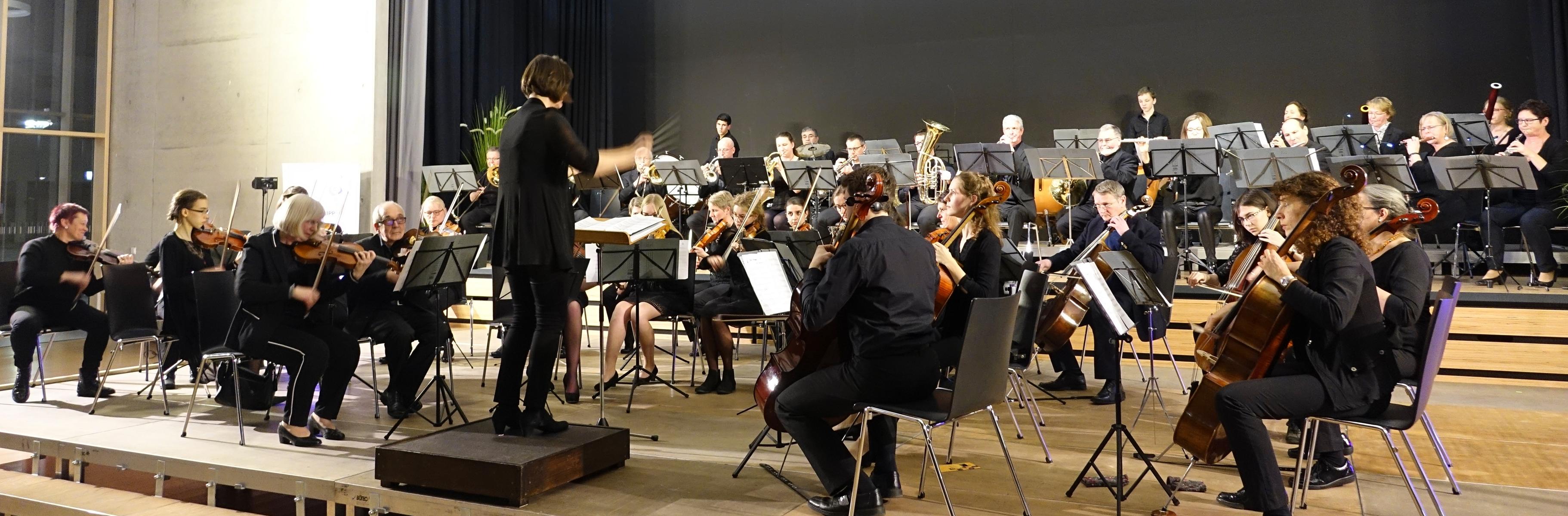 Die Dirigentin Friederike Stahl und das Sinfonieorchester der Conrad-Hansen-Musikschule begrüßen mit festlichen Melodien das neue Jahr. Foto: Stadt Lippstadt