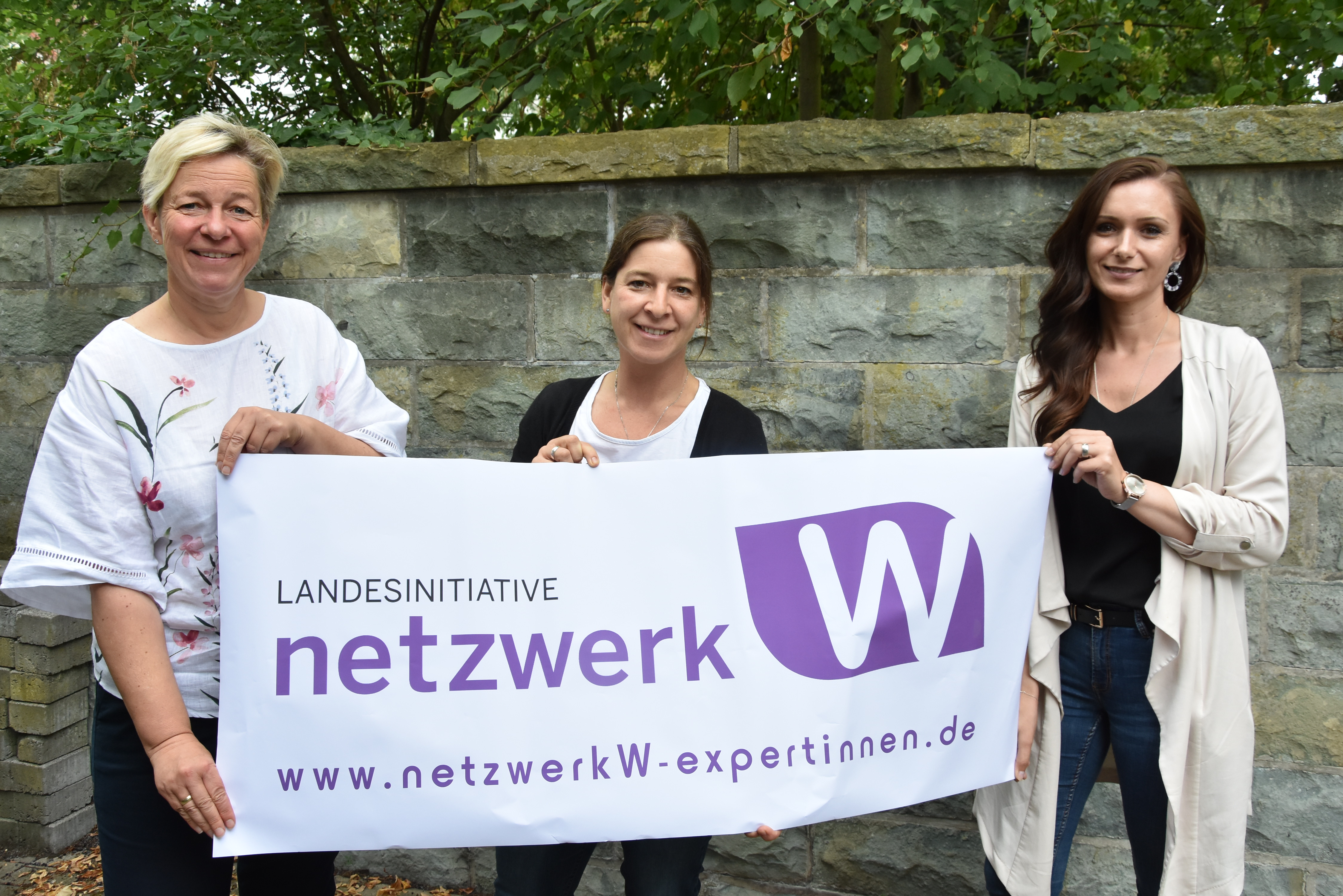 Um das Netzwerk W (Wiedereinstieg) für den Kreis Soest kümmern sich gemeinsam Cornelia Homfeldt, Beauftragte für Chancengleichheit am Arbeitsmarkt der Agentur für Arbeit, Daniela Franken, Gleichstellungsbeauftragte der Stadt Lippstadt und Anna-Maria Dedic, Beauftragte für Chancengleichheit am Arbeitsmarkt vom Jobcenter. Foto: Stadt Lippstadt