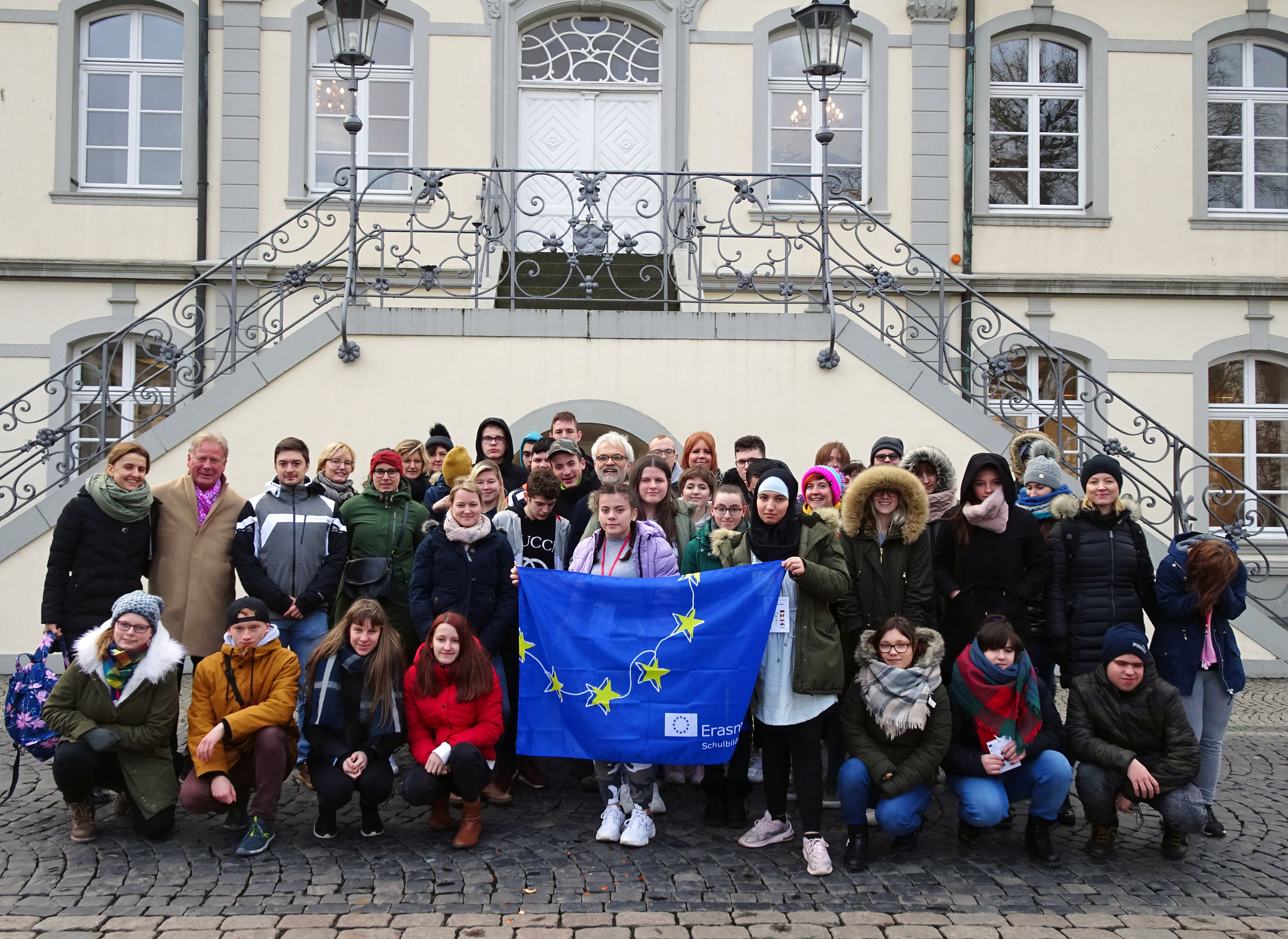  In einem Erasmus-plus-Projekt arbeiten Schülerinnen und Schüler der Don-Bosco-Schule gemeinsam mit Projektpartern von Schulen aus Belgien, Polen und Großbri-tannien ein Jahr lang zum Thema Gesundheit zusammen. Bei ihrem aktuellen Besuch in Lippstadt traf die gesamte Projektgruppe mit den begleitenden Lehrern auf den stell-vertretenden Bürgermeister Franz Gausemeier (stehend 2.v.l.).  Foto: Stadt Lippstadt
