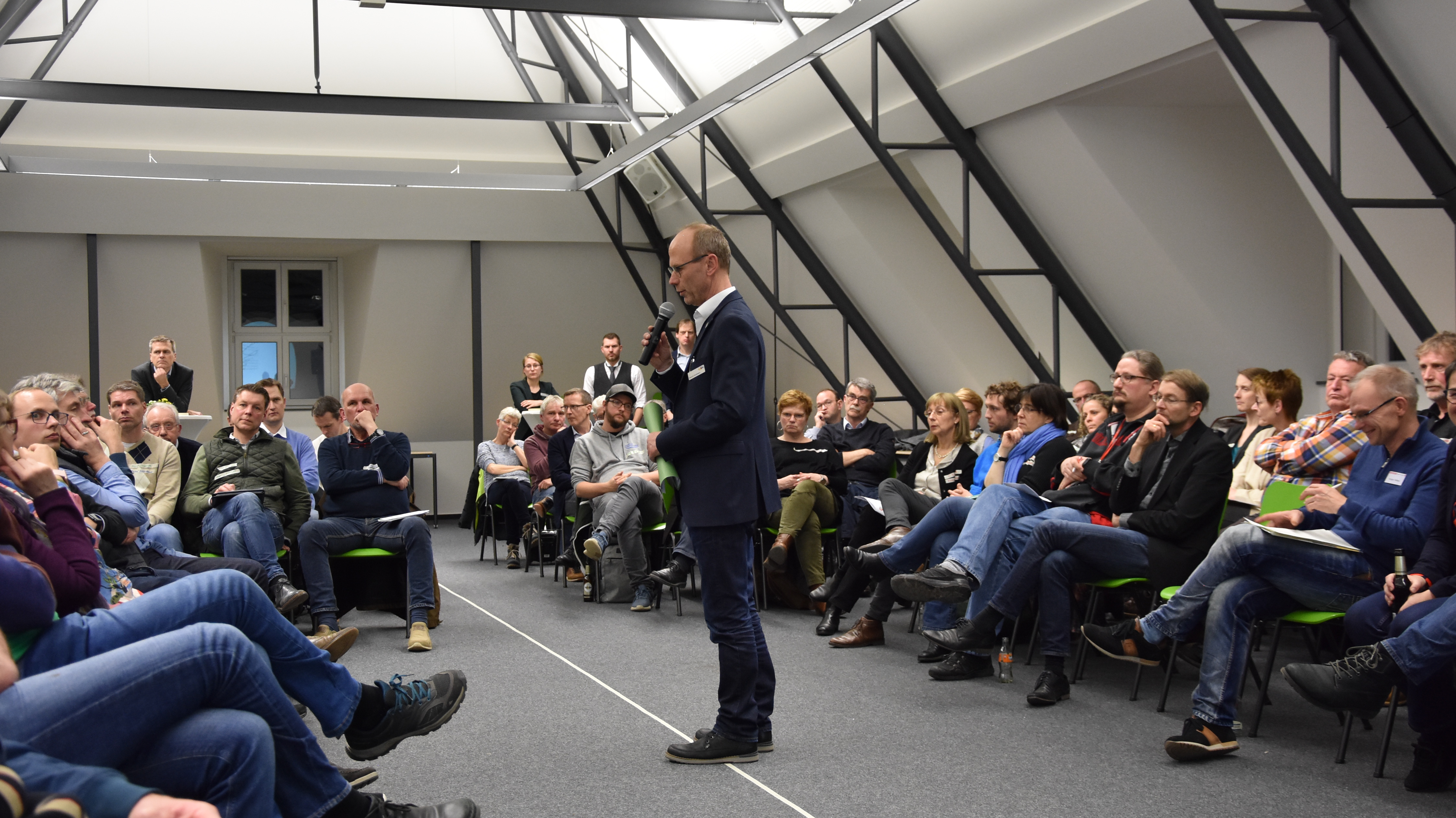 Über 70 Teilnehmer sind beim ersten Treffen des Klimabündnisses in der Aula des Hansekollegs zusammengekommen. Foto: Stadt Lippstadt