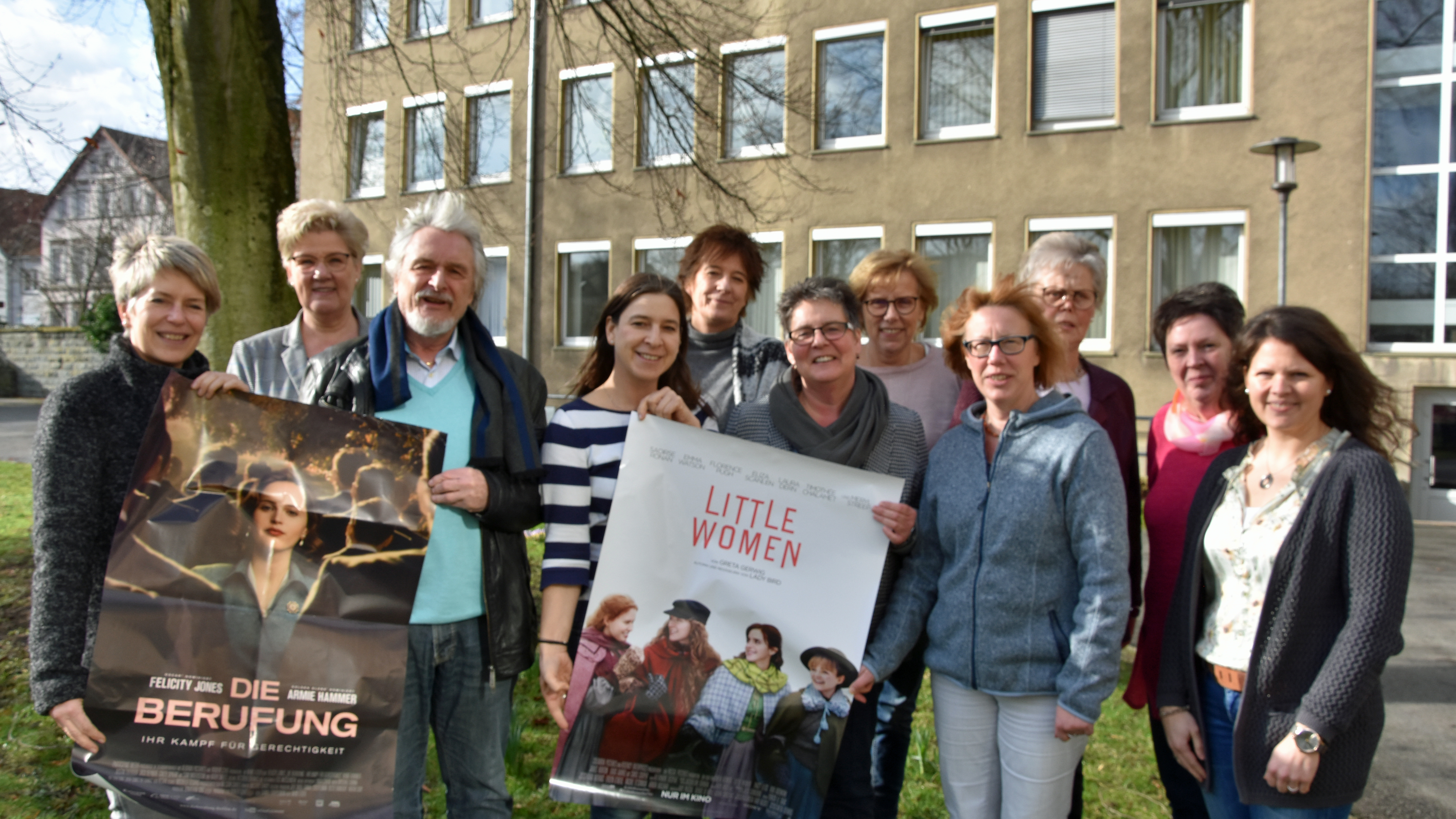 Die Gleichstellungsbeauftragten im Kreis Soest und Kinobetreiber Hubert Nieuwdorp freuen sich auf die Kinoaktion zum Internationalen Frauentag am 6. März in Lippstadt. Foto: Stadt Lippstadt