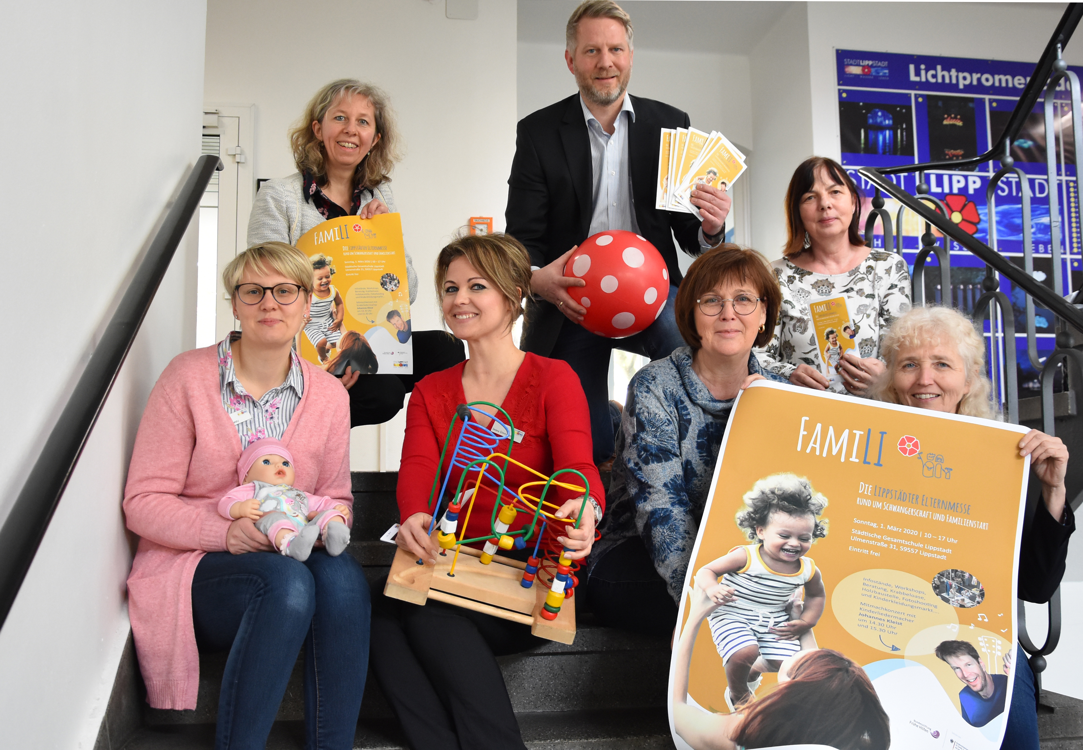 Die Organisatoren der ersten Lippstädter Elternmesse Kerstin Werner (links oben) und Sabrina Janetzky (links unten) freuen sich gemeinsam mit Fach-dienstleiterin Helga Rolf (rechts unten) und Anbietern Verena Gimm-Burnic, Andre Wagner, Karin Köhler und Gabi Pokraka auf den 1. März und hoffen auf gute Resonanz. Foto: Stadt Lippstadt