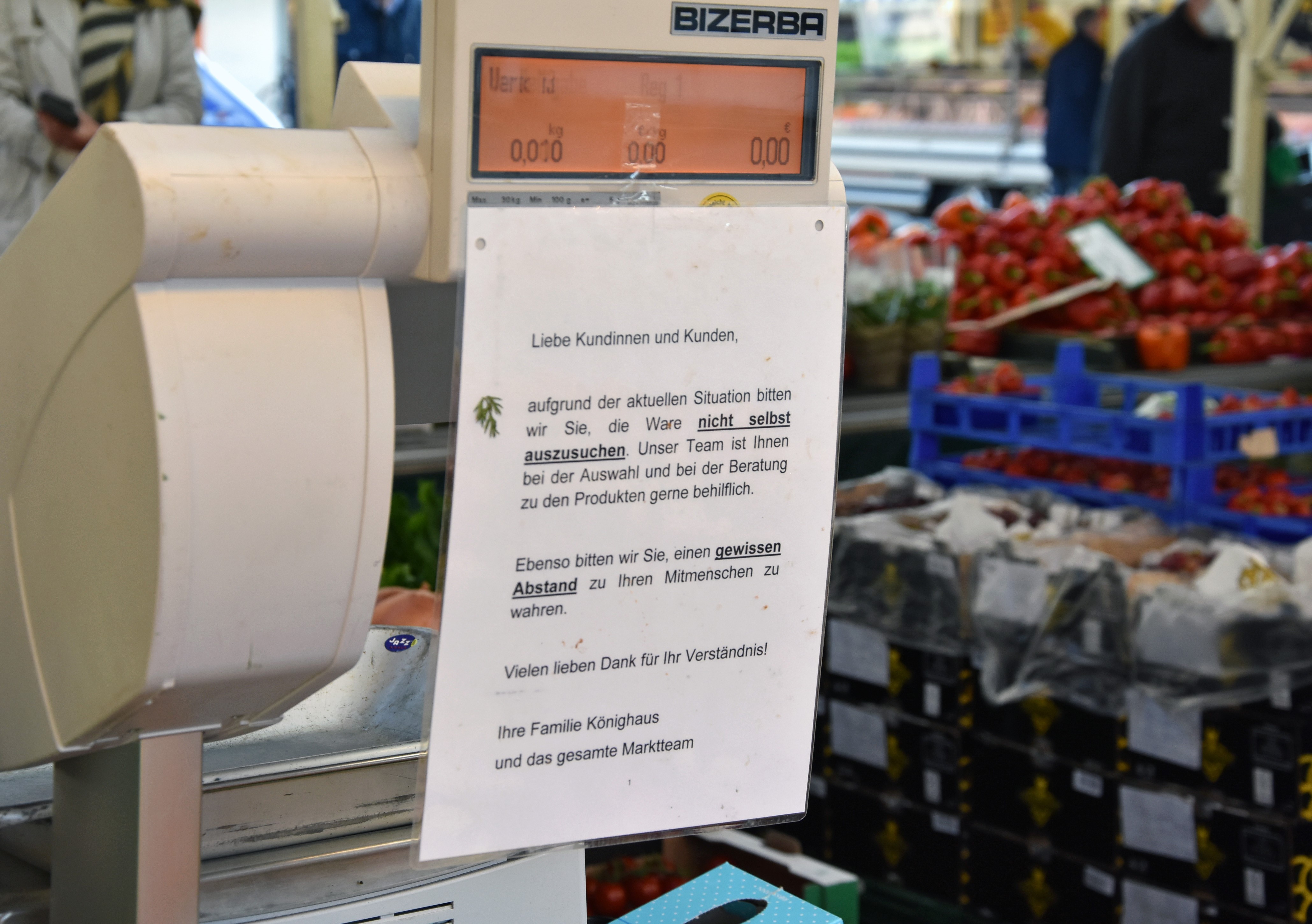 Durch „Abstandhalter“ und Hinweisschilder an ihren Ständen versuchen die Marktbeschicker, den Kundenstrom zu steuern. Bürgermeister Christof Sommer appelliert jetzt auch deutlich an die Marktbesucher, die geltenden Regeln zum Schutz vor einer Coronainfektion einzuhalten. Foto: Stadt Lippstadt