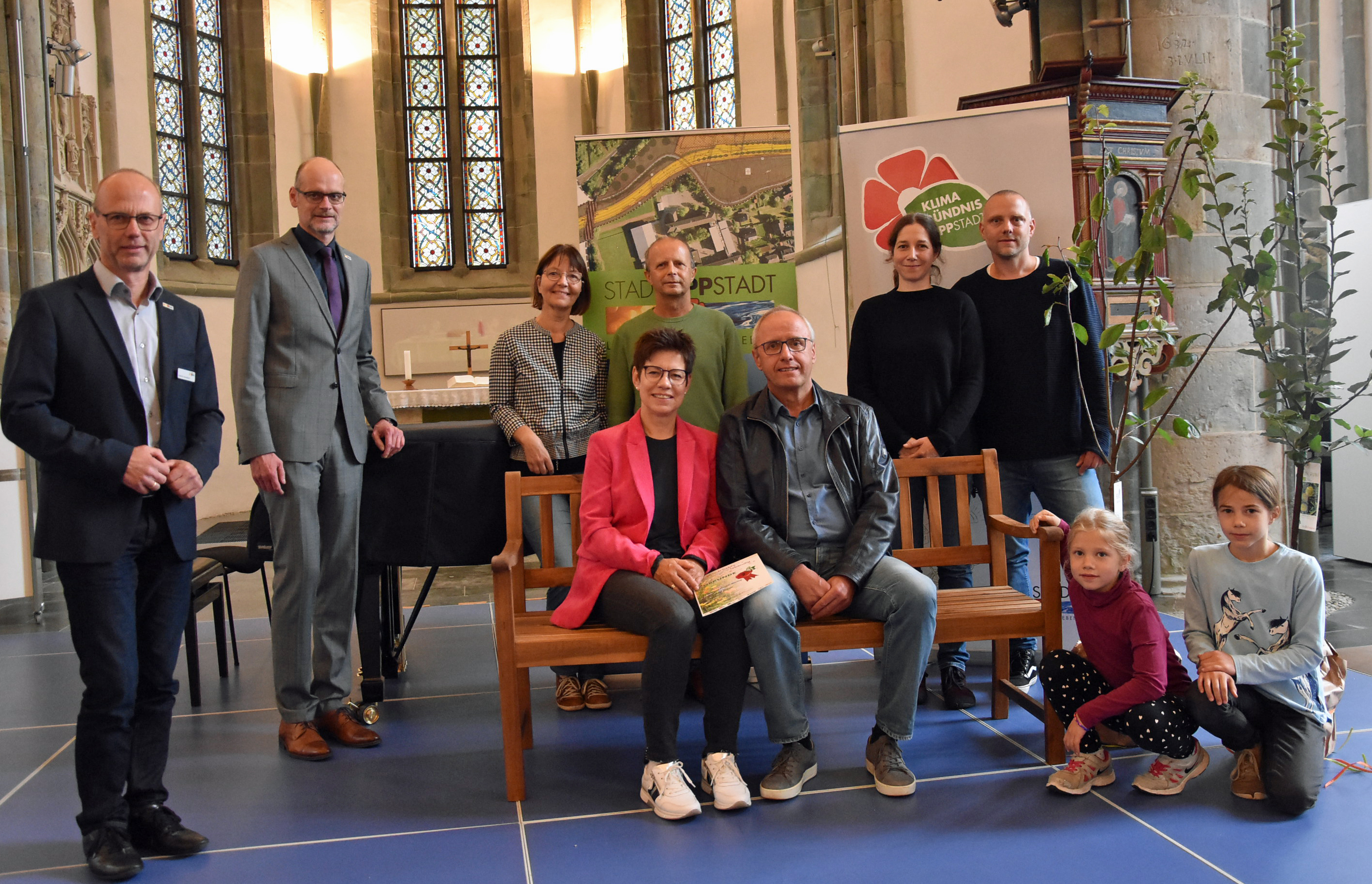  Für ihre insektenfreundlichen Vorgärten verliehen Fachbereichsleiter Heinrich Horstmann (l.) und Bürgermeister Christof Sommer in der Jakobikirche Preise an: Viola und Bernd Manereck mit ihren beiden Töchtern (r.), Friedbert Hoppe und Martina Hoppe-Möring (auf der Bank) sowie Bernhard Sowka und Annette Holtdirk (hinten Mitte).  Foto: Stadt Lippstadt