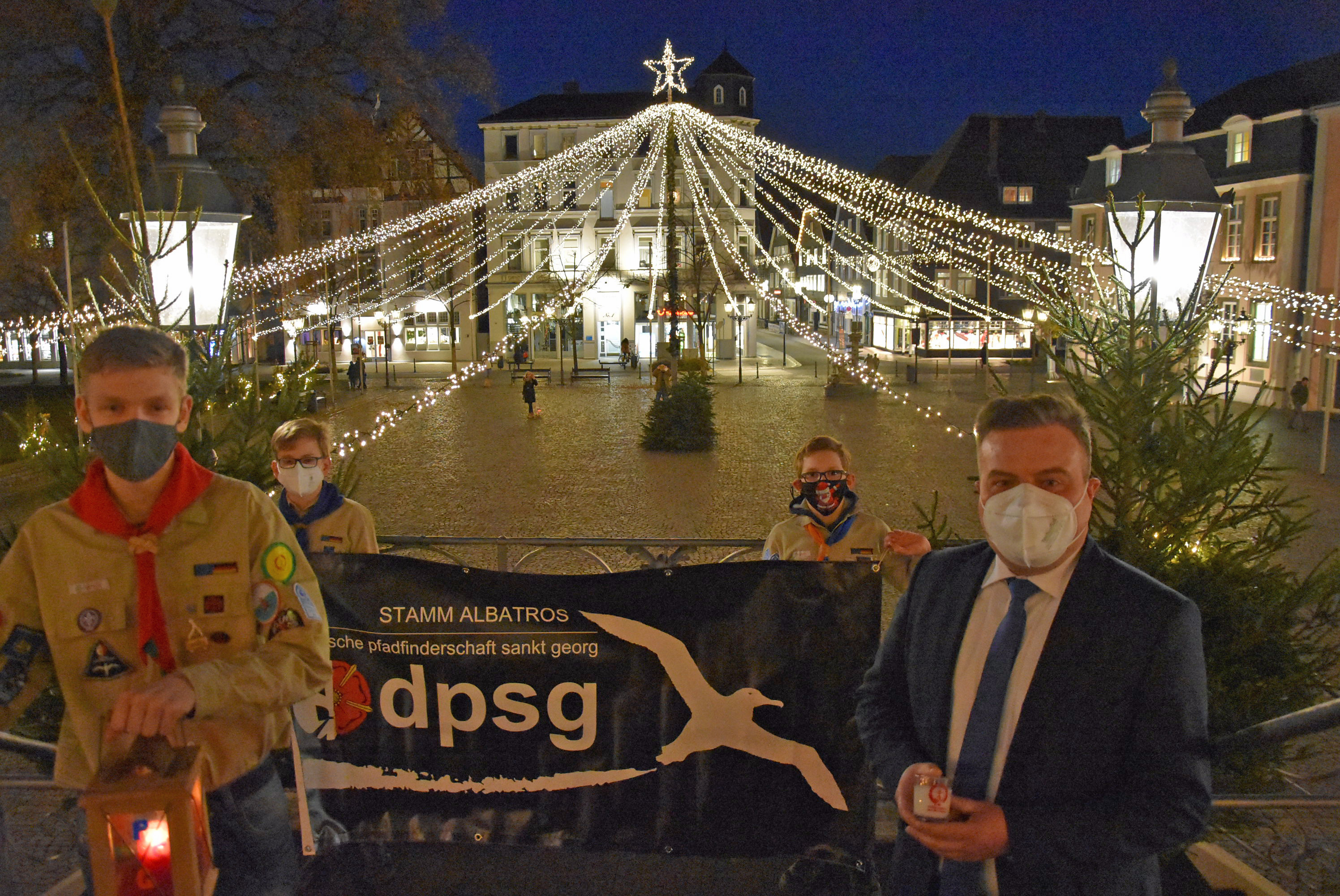 In diesem Jahr nahm erstmals Bürgermeister Arne Moritz das Friedenslicht am Rathaus in Empfang. Foto: Stadt Lippstadt