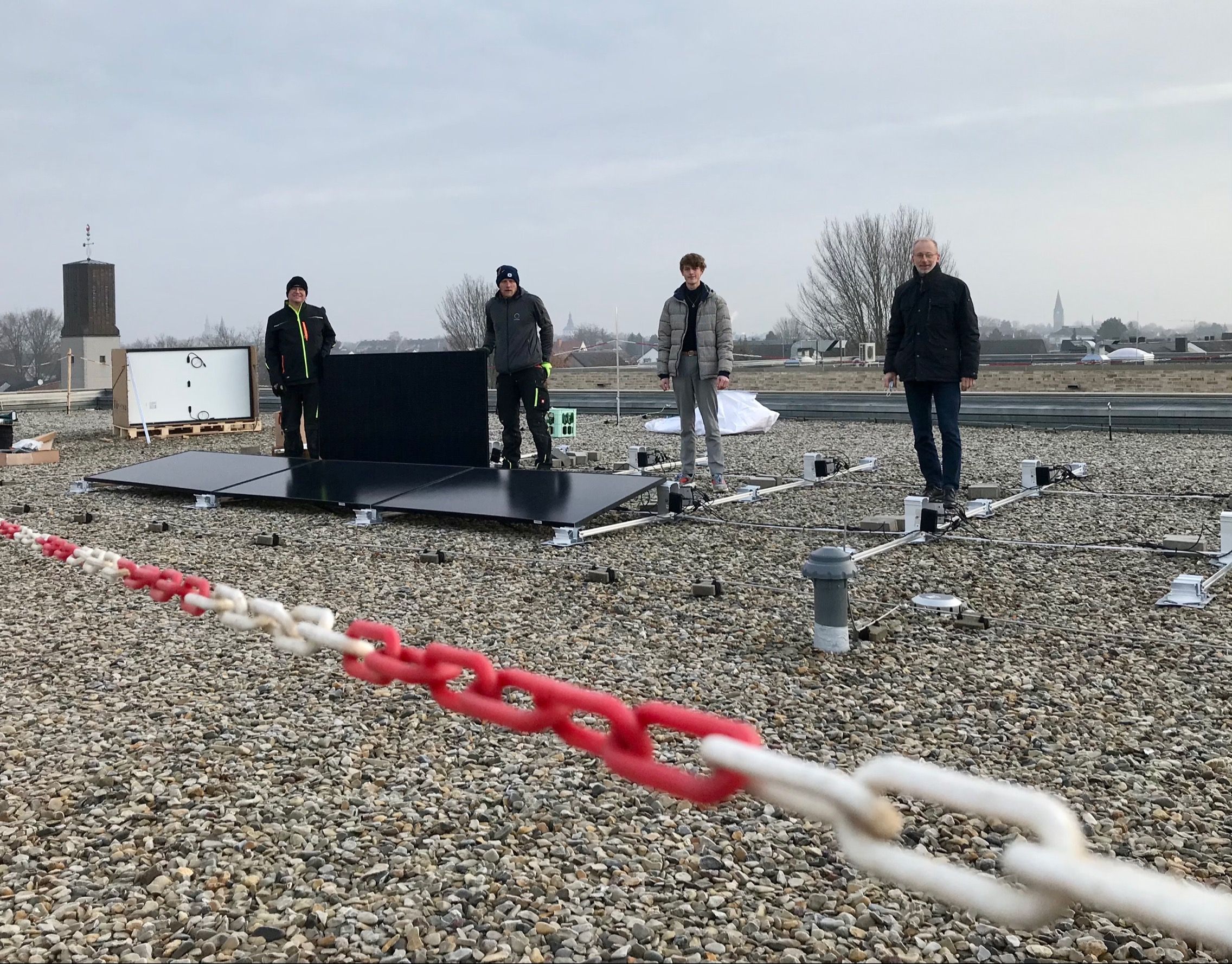 Freuen sich, dass das Photovoltaikprojekt an der Gesamtschule umgesetzt werden konnte: Schülervertreter Enno Mühlhoff (2.v.r), der städtische Energieberater Burkhard Alkemeier (r.) sowie Thomas Reimann (l.) vom ausführenden Unternehmen Reimann New Energy.  Foto: Gesamtschule Lippstadt