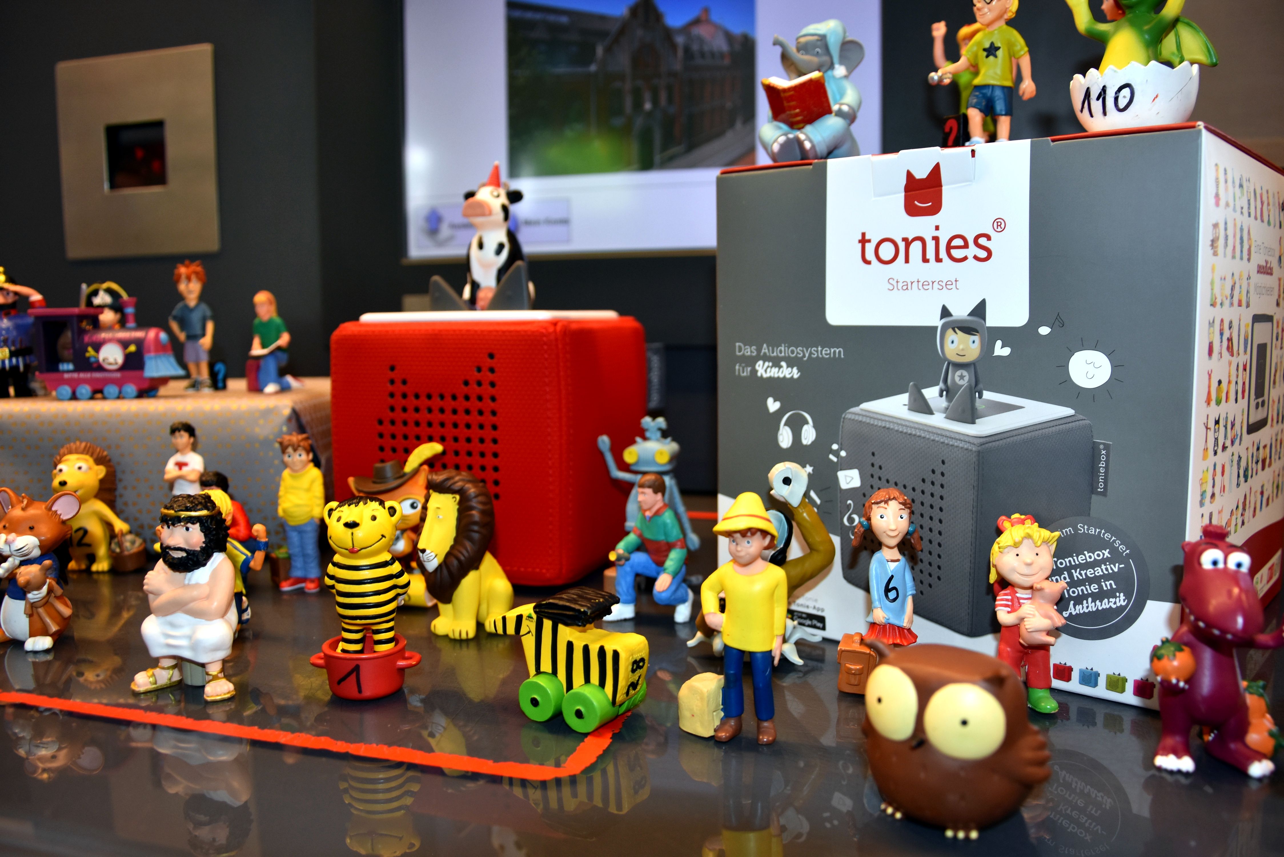 Passend zu den Tonies kann jetzt in der Stadtbücherei auch eine Toniebox zum Abspielen ausgeliehen werden. Foto: Stadt Lippstadt