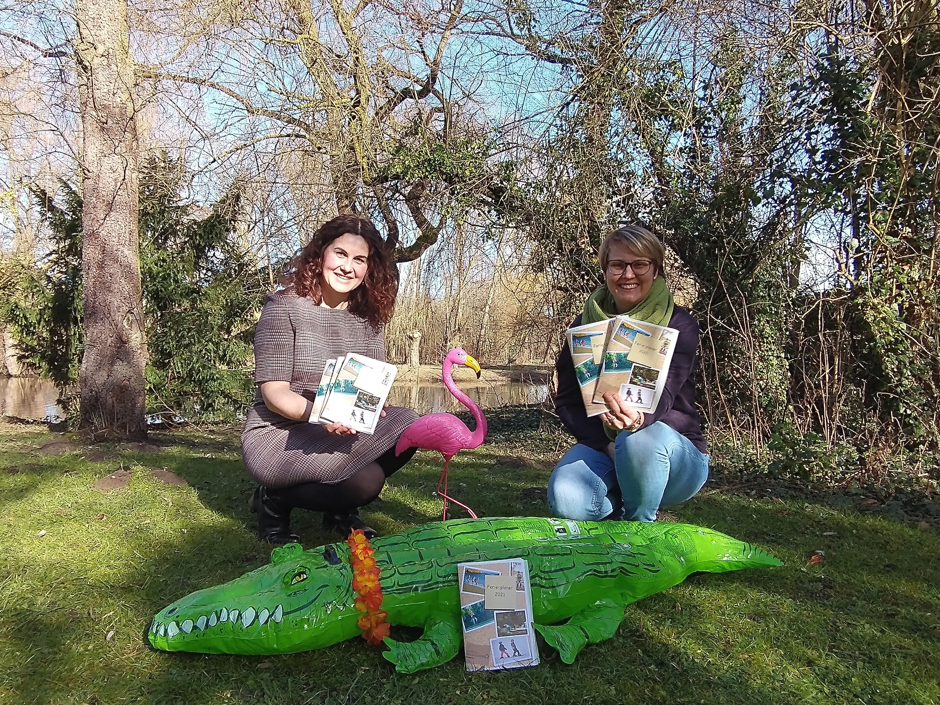 Elisa Stellmacher und Sabrina Janetzky vom Jugend und Familienbüro präsentieren den Ferienplaner 2021. Foto: Stadt Lippstadt