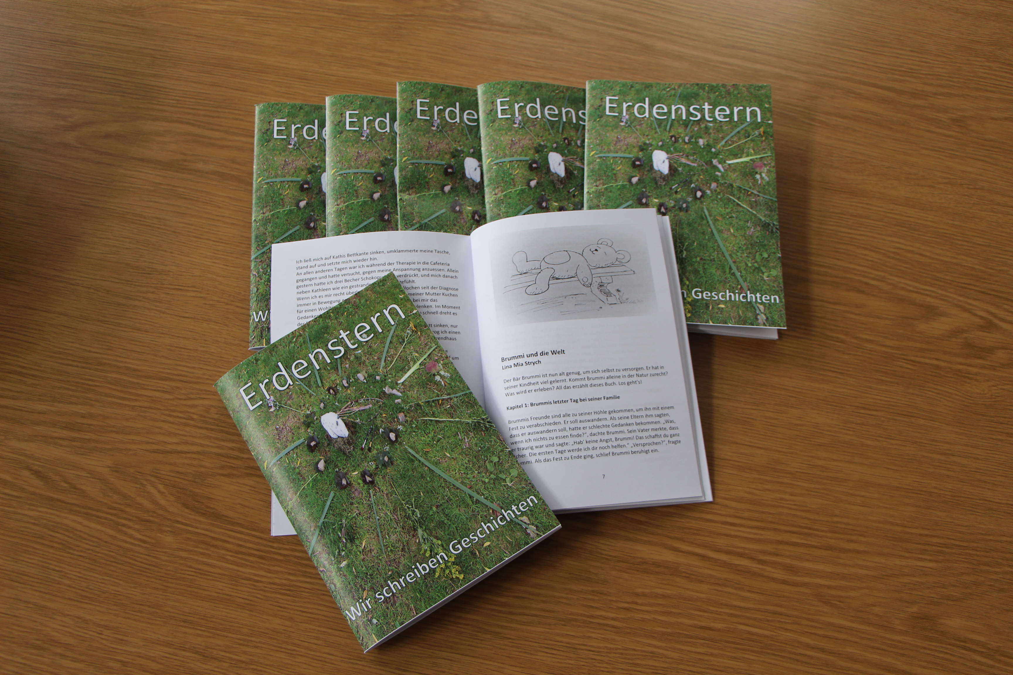 Frisch gedruckt und voll mit spannenden Geschichten: Das Buch „Erdenstern“, entstand im Rahmen einer Aktion des Kulturrucksacks NRW. Foto: Stadt Lippstadt