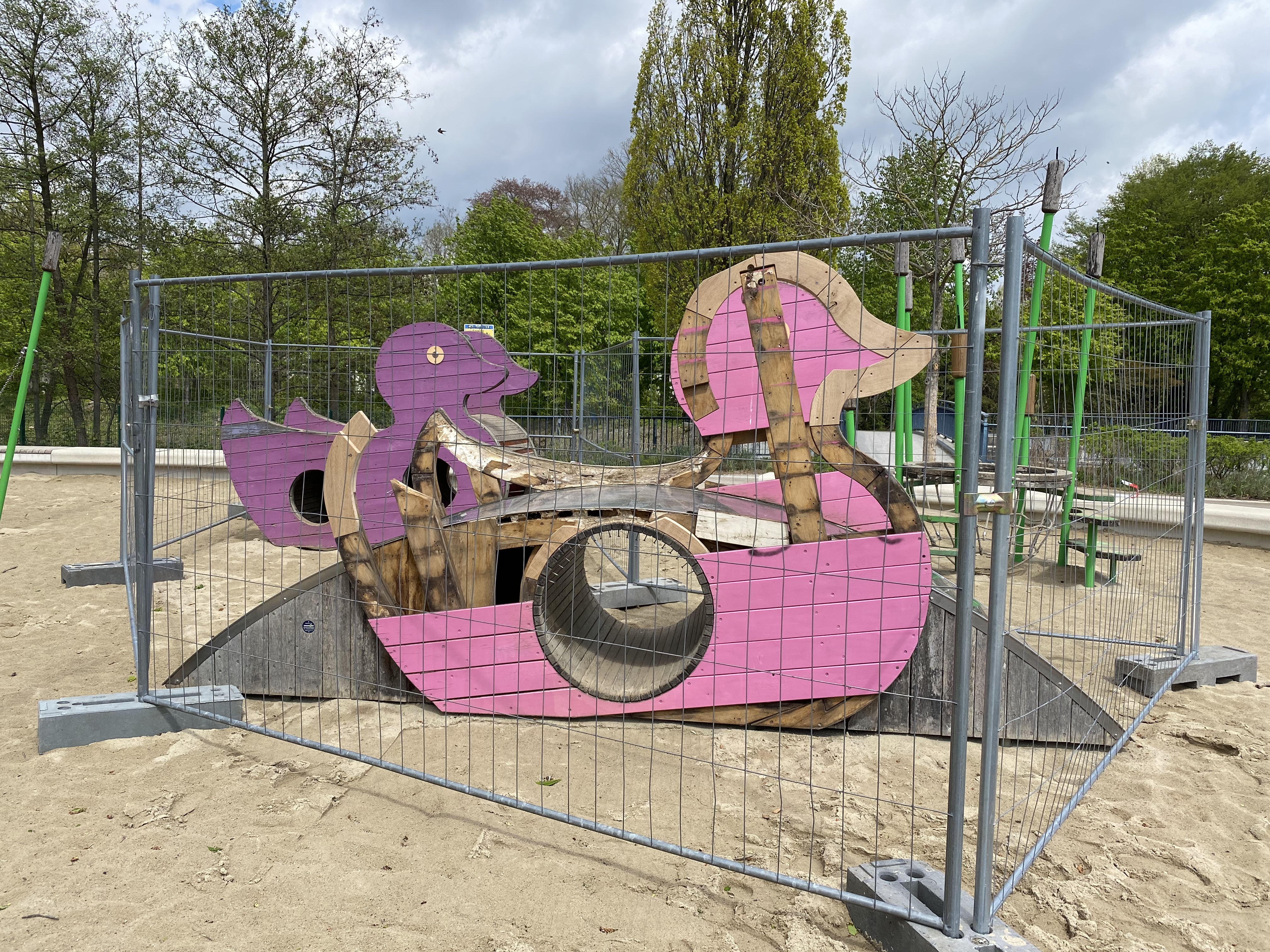 Vorübergehend abgesperrt: Die Enten am Kinderspielplatz „Entenei“ im Grünen Winkel. Foto: Stadt Lippstadt