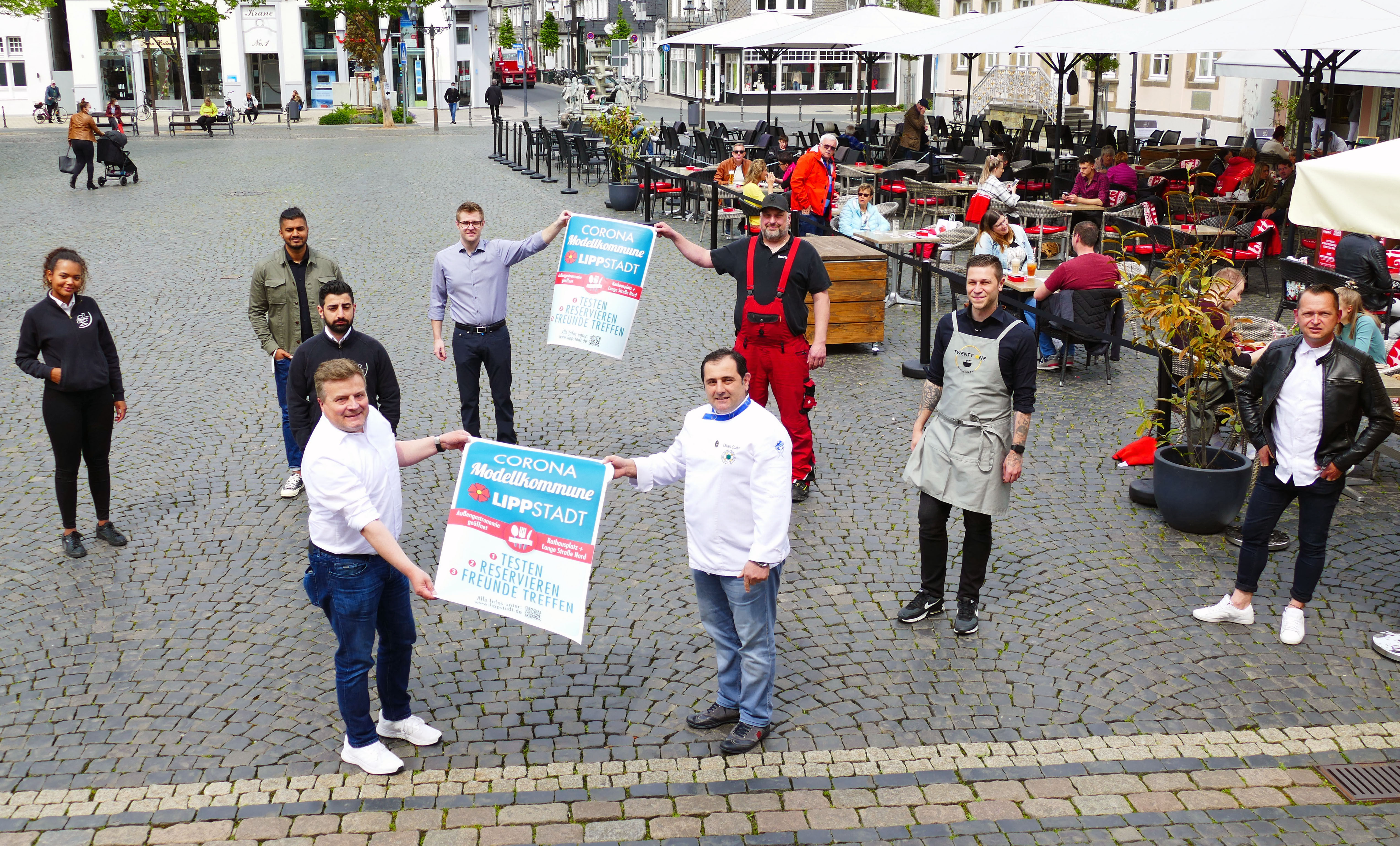 Gemeinsam mit den beteiligten Gastronomen gab Lippstadts Bürgermeister Arne Moritz (vorne links) den Startschuss für das Modellprojekt für die Außengastronomie in Lippstadt. Foto: Wirtschaftsförderung Lippstadt