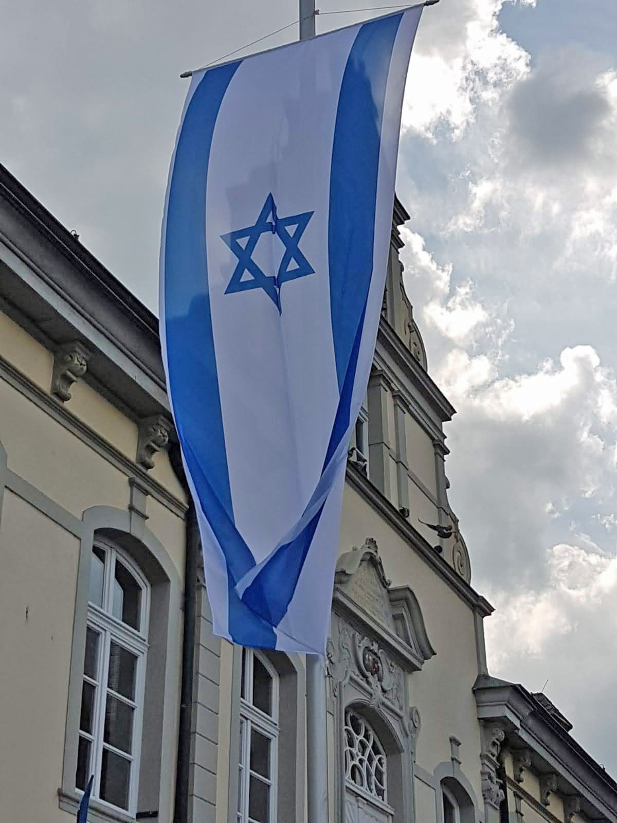 Die Israelflagge weht noch bis Samstag am Rathaus. Foto: Stadt Lippstadt