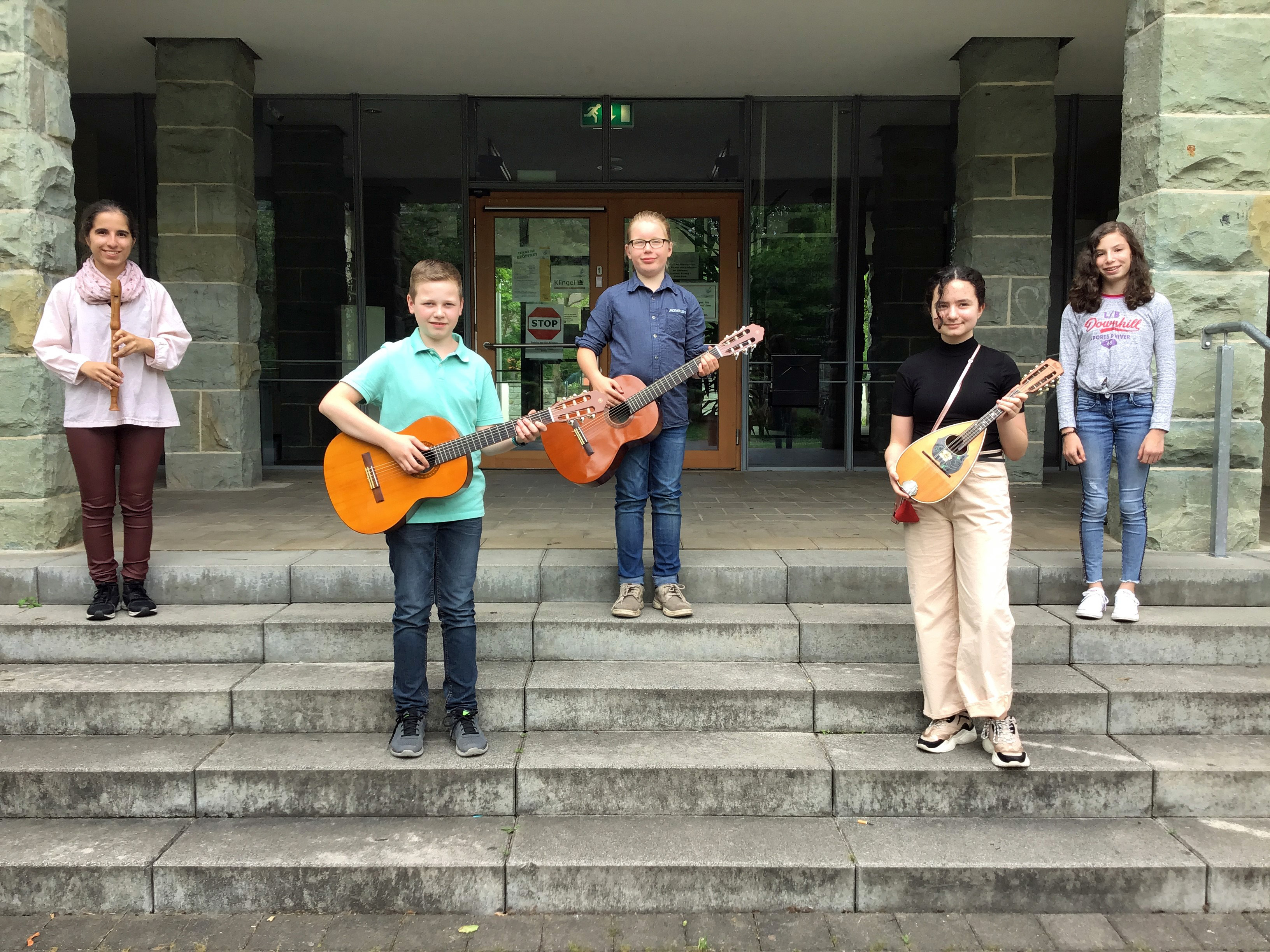 Haben erfolgreich bei den Regional- und Landeswettbewerben von „Jugend musiziert“ teilgenommen (v.l.): Tugba Kellermann, Linus Hilgenkamp, Benjamin Walz, Zehra Boz und Laura Kanevski. Es fehlt Anna Lechler. Foto: Stadt Lippstadt
