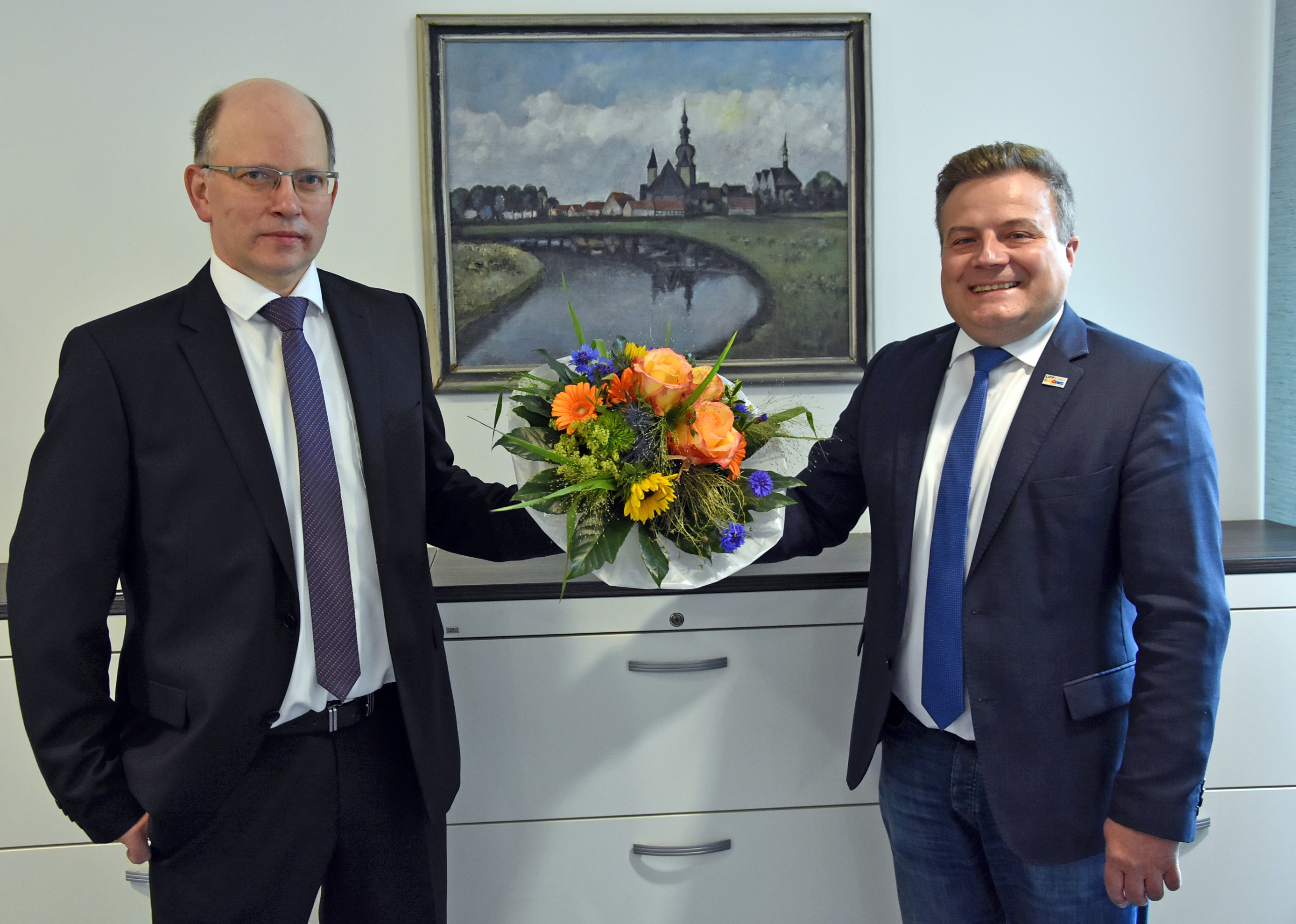Willkommen in Lippstadt: An seinem ersten Arbeitstag begrüßte Bürgermeister Arne Moritz Stephan Tydecks als neuen Ersten Beigeordneten im Stadthaus. Foto: Stadt Lippstadt  