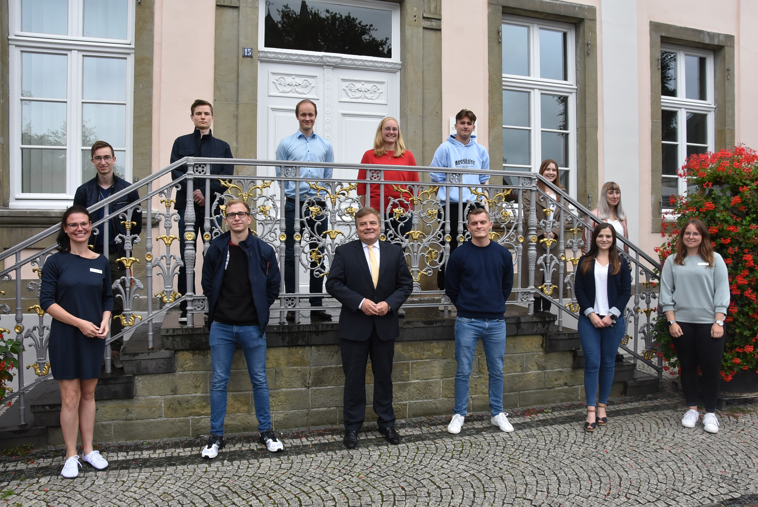 Willkommen in der Stadtverwaltung: Bürgermeister Arne Moritz und Ausbildungsleitung Johanna Haneke begrüßten die neuen Auszubildenden. Foto: Stadt Lippstadt