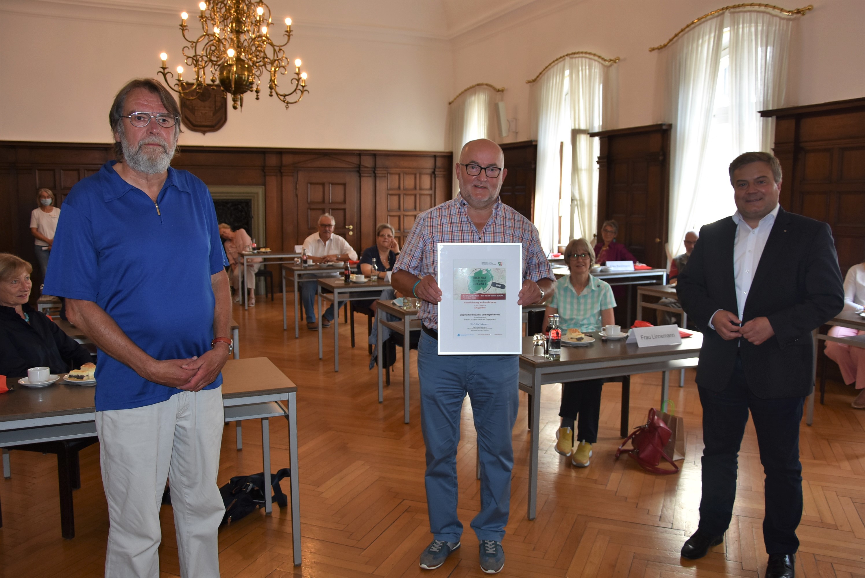 Im Rahmen einer Onlineveranstaltung hatte Minister Karl-Josef Laumann die Koordinatoren vom Lippstädter Besuchs- und Begleitdienst bereits zur Auszeichnung beglückwünscht und ihr Engagement gewürdigt. Jetzt erhielten Theodor Kremer (Mitte) und Klaus Rennkamp (l.) die Urkunde auch noch einmal persönlich aus den Händen von Bürgermeister Arne Moritz. Foto: Stadt Lippstadt